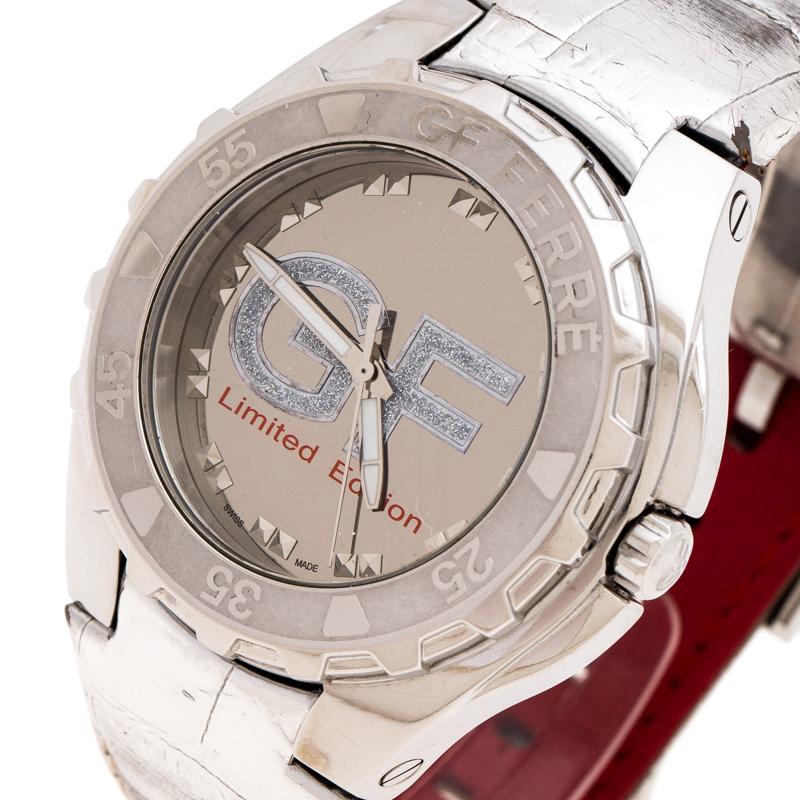 Cette magnifique et luxueuse montre de la maison Gianfranco Ferre ornera votre poignet. Fabriquée en acier inoxydable, elle est dotée d'un boîtier volumineux abritant une lunette tournante ronde dotée d'index des minutes en chiffres arabes. Le
