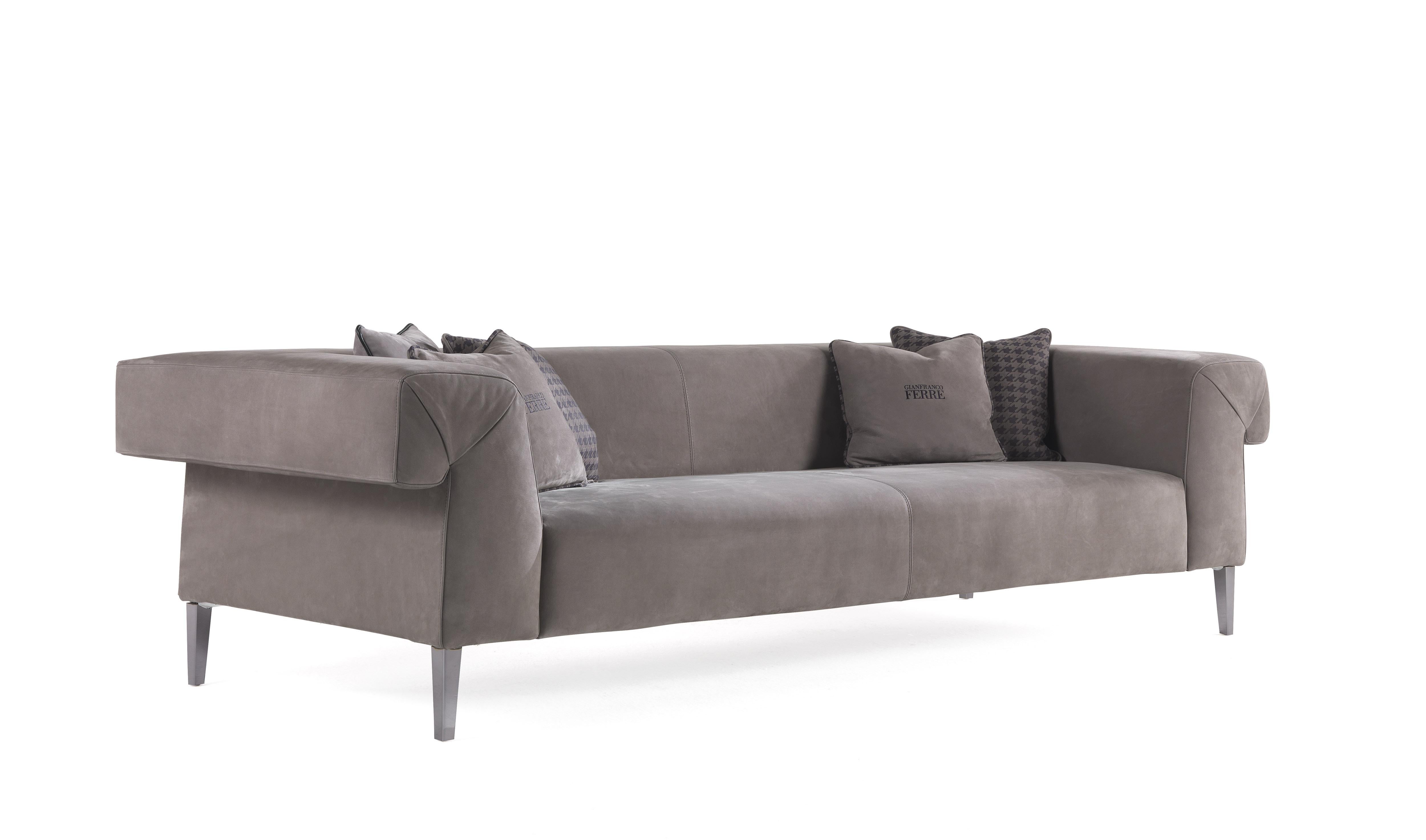 Elegance and sobriety meet the urban soul of the Gianfranco Ferré Home 2019 collection in the Soho sofa, thanks to the combination of the soft leather upholstery and the black chrome finish of the feet.
Soho 3-seater sofa with structure in beech