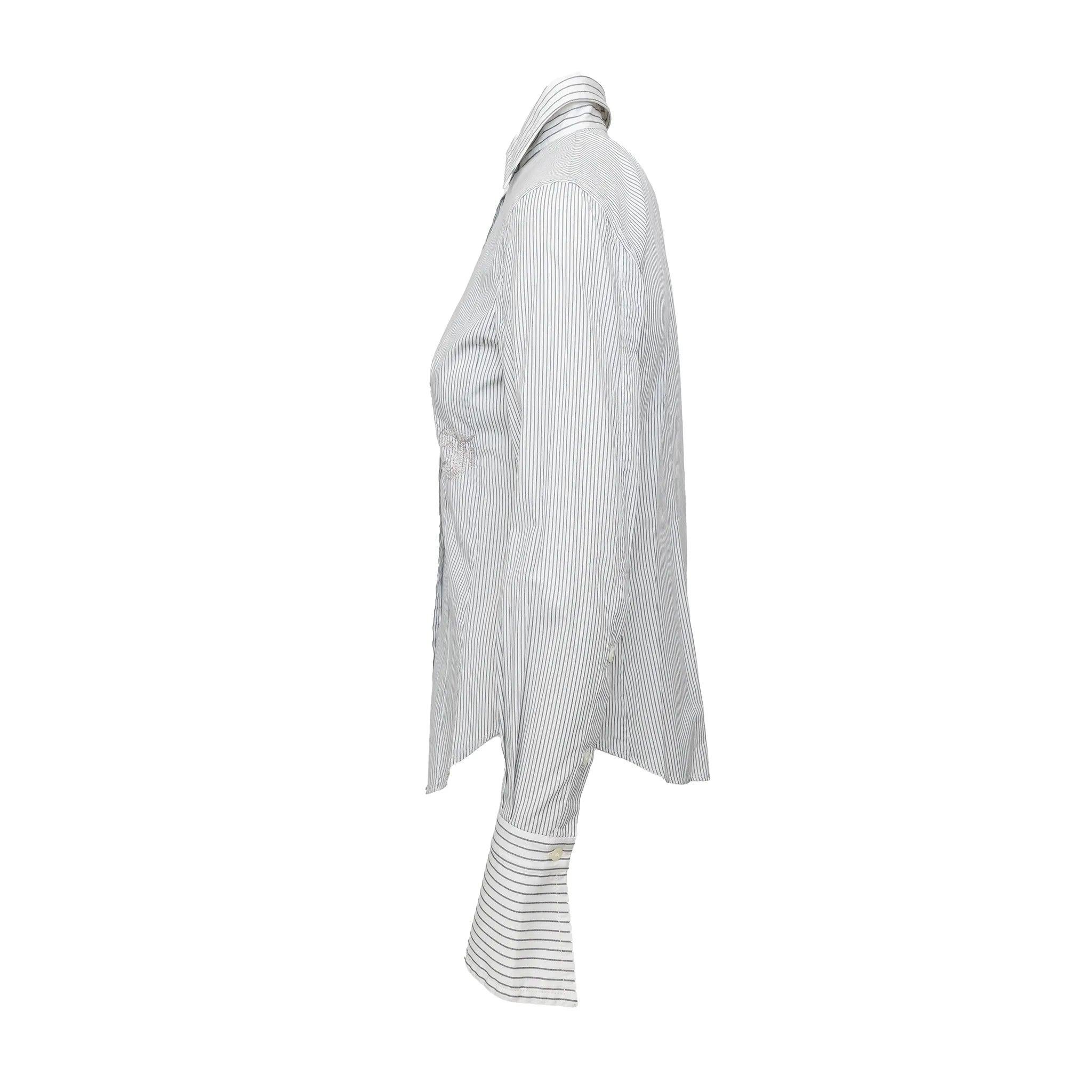 Camicia a righe in cotone di Gianfranco Ferré con righe più ampie sul colletto e sui polsini, maniche lunghe e affusolate, ricamo dell'emblema del marchio e vita leggermente aderente. 
 Materiale: 100% cotone 
 Misure: