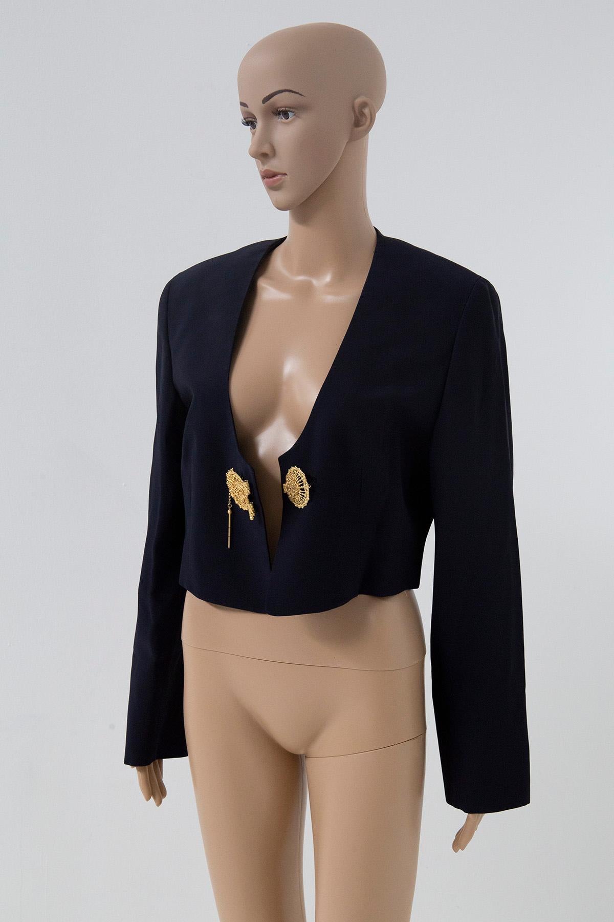 Enter the world of timeless elegance with Studio 001 Ferrè, a creation of visionary designer Gianfranco Ferrè. This cropped waist jacket is not just a piece of clothing, but a work that encapsulates the essence of sophistication and style.

Running