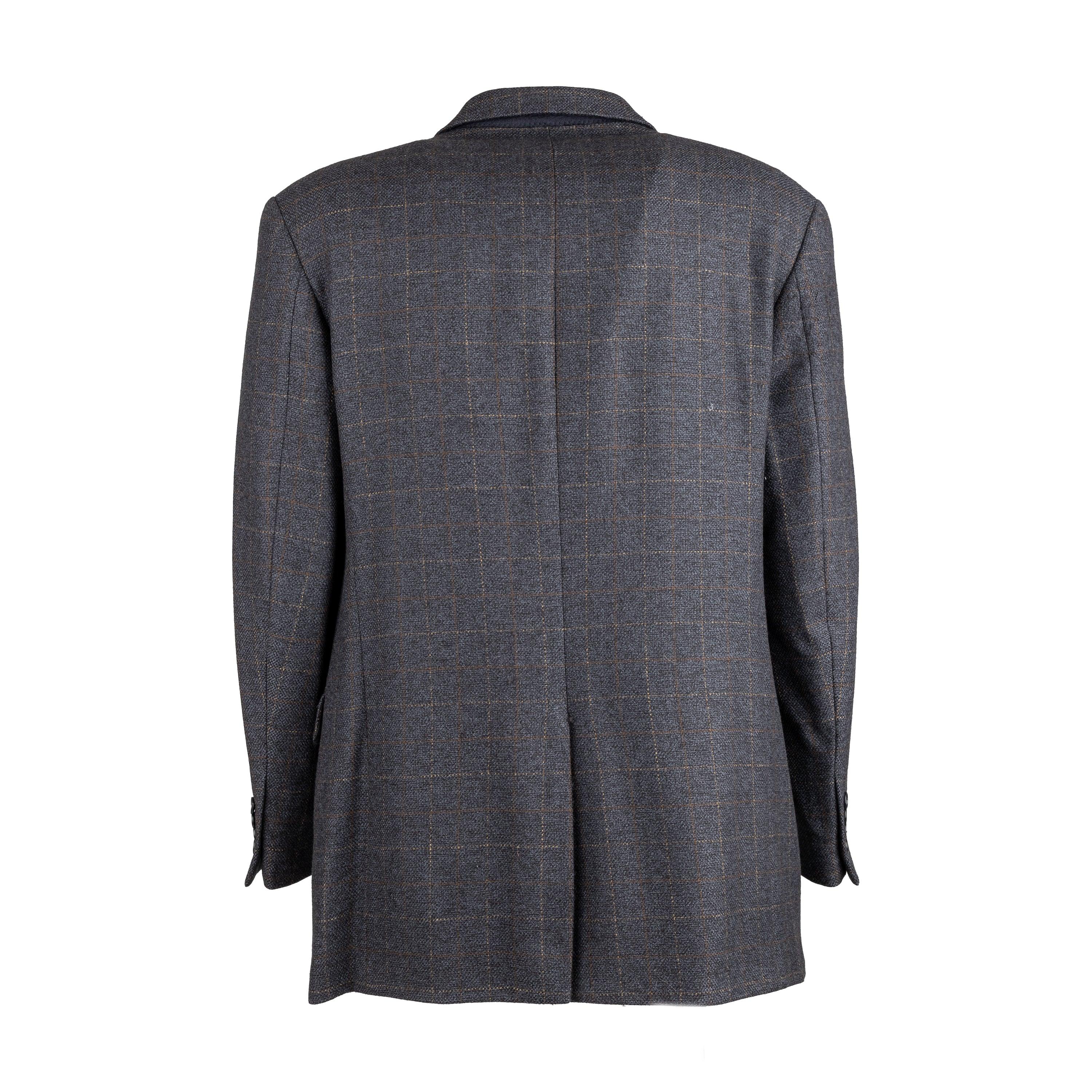 Sapientemente confezionato dalla linea contemporanea, il blazer di Gianfranco Ferré Studio è un pezzo senza tempo in tessuto grigio a scacchi. Con un classico colletto a revers dentellato e 3 bottoni sul davanti, presenta comode tasche con patta e
