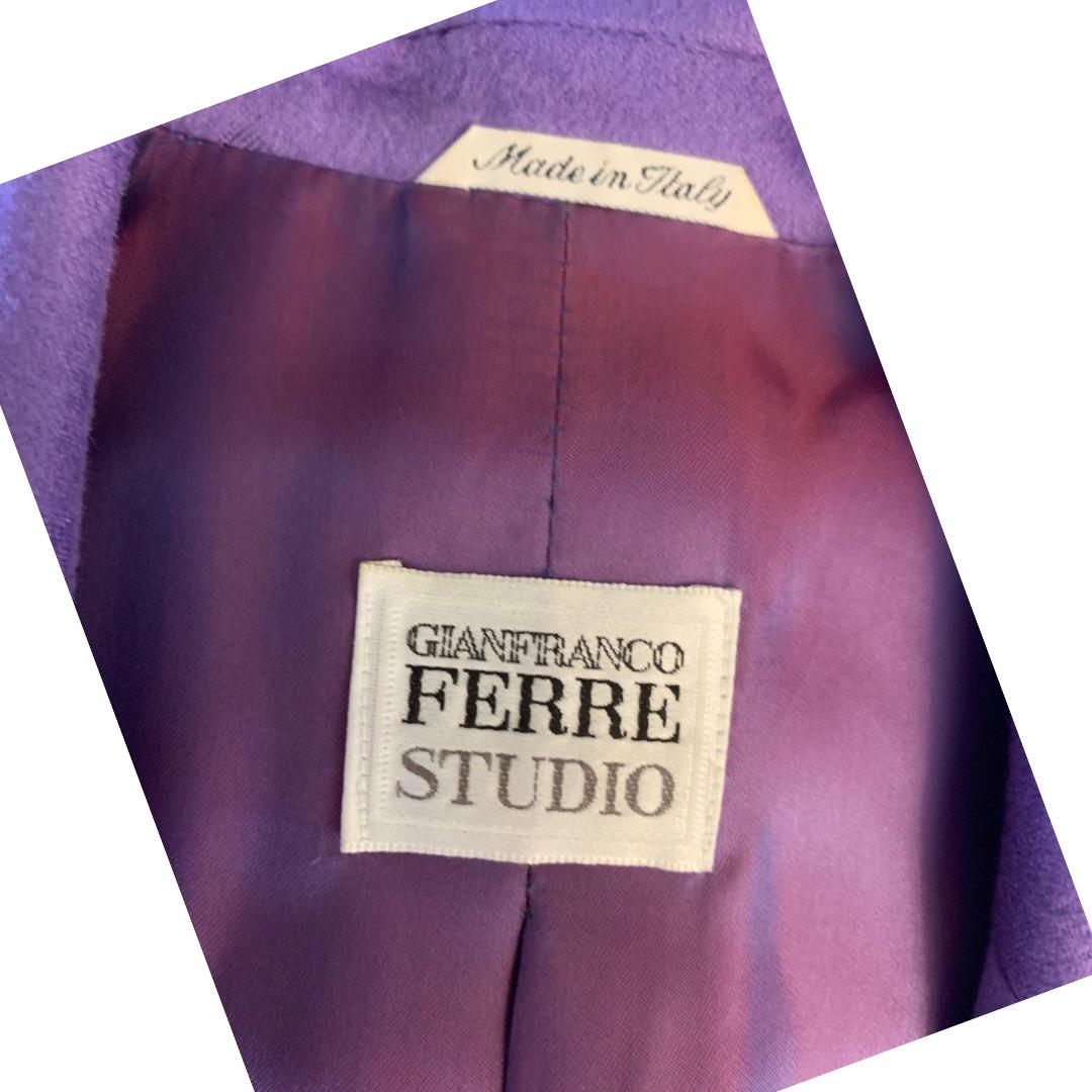 Gianfranco Ferre Studio Moderner Kaschmir-Blazer in Violett/Lila, Italien Größe 8 im Angebot 1