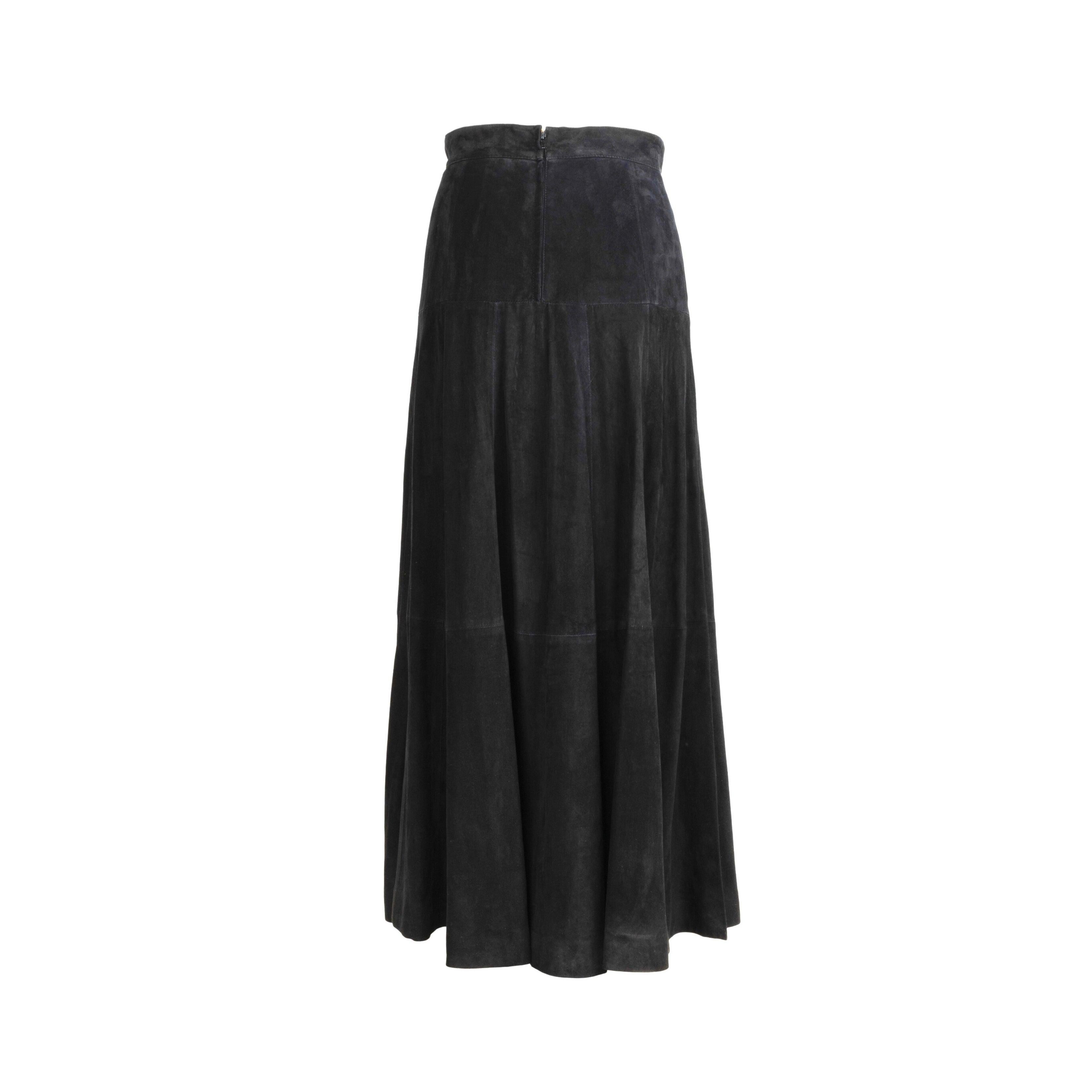 Expertly crafted by Gianfranco Ferré, this vintage suede skirt is made with 100% leather and lined with viscose. The layered silhouette boasts a zip closure and side slit for a sleek look. 
 Remarks: There are some fading.
 
 Waist:35;Hip:44;Total