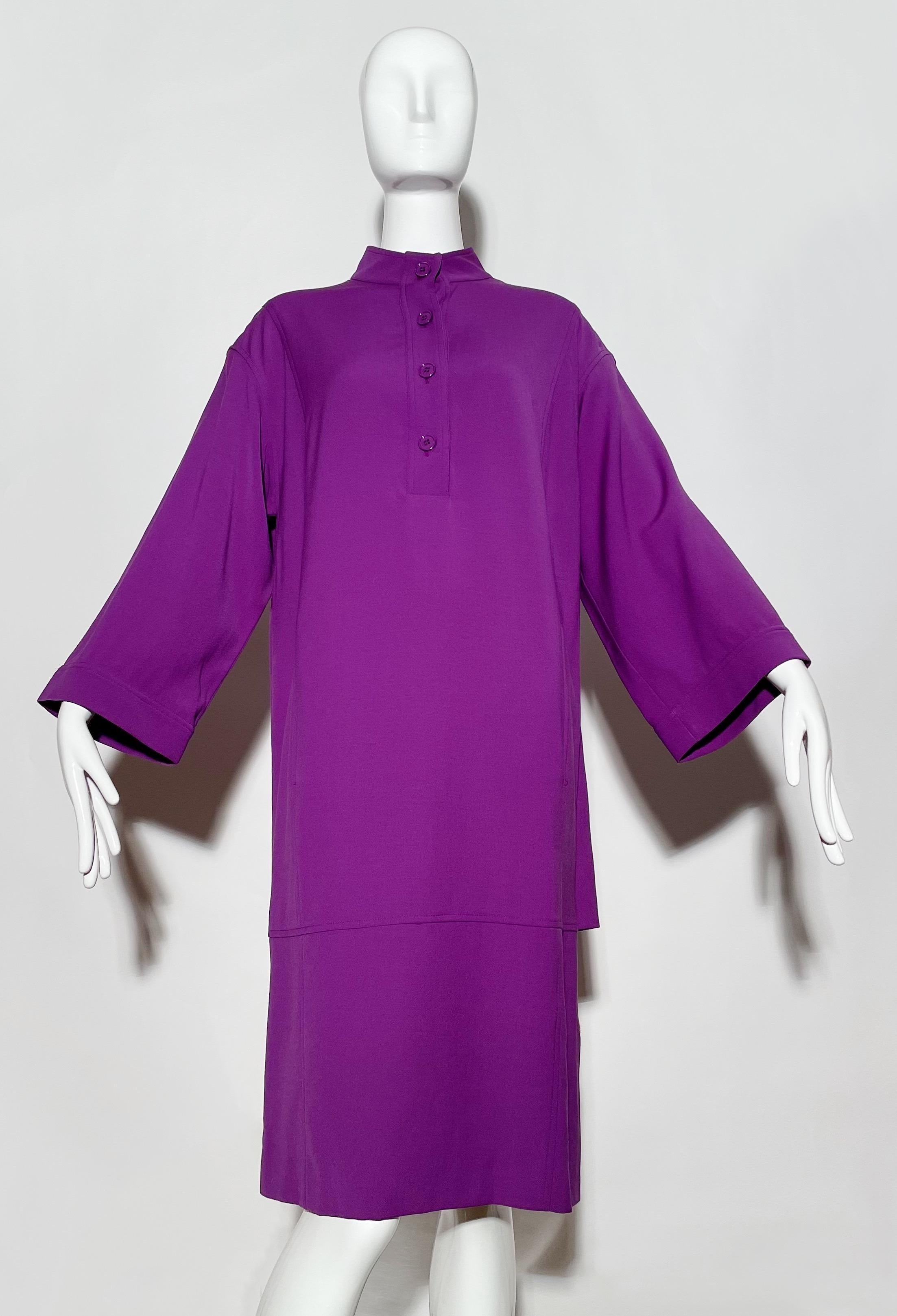 Purple Tunic dress. Double layer on back. Mandarin collar. Front buttons. Side pockets. Shoulder pads. Wool. Lined. Made in France.

*Condition: Great vintage condition. Visible Flaw ( as pictured ) 

Measurements Taken Laying Flat