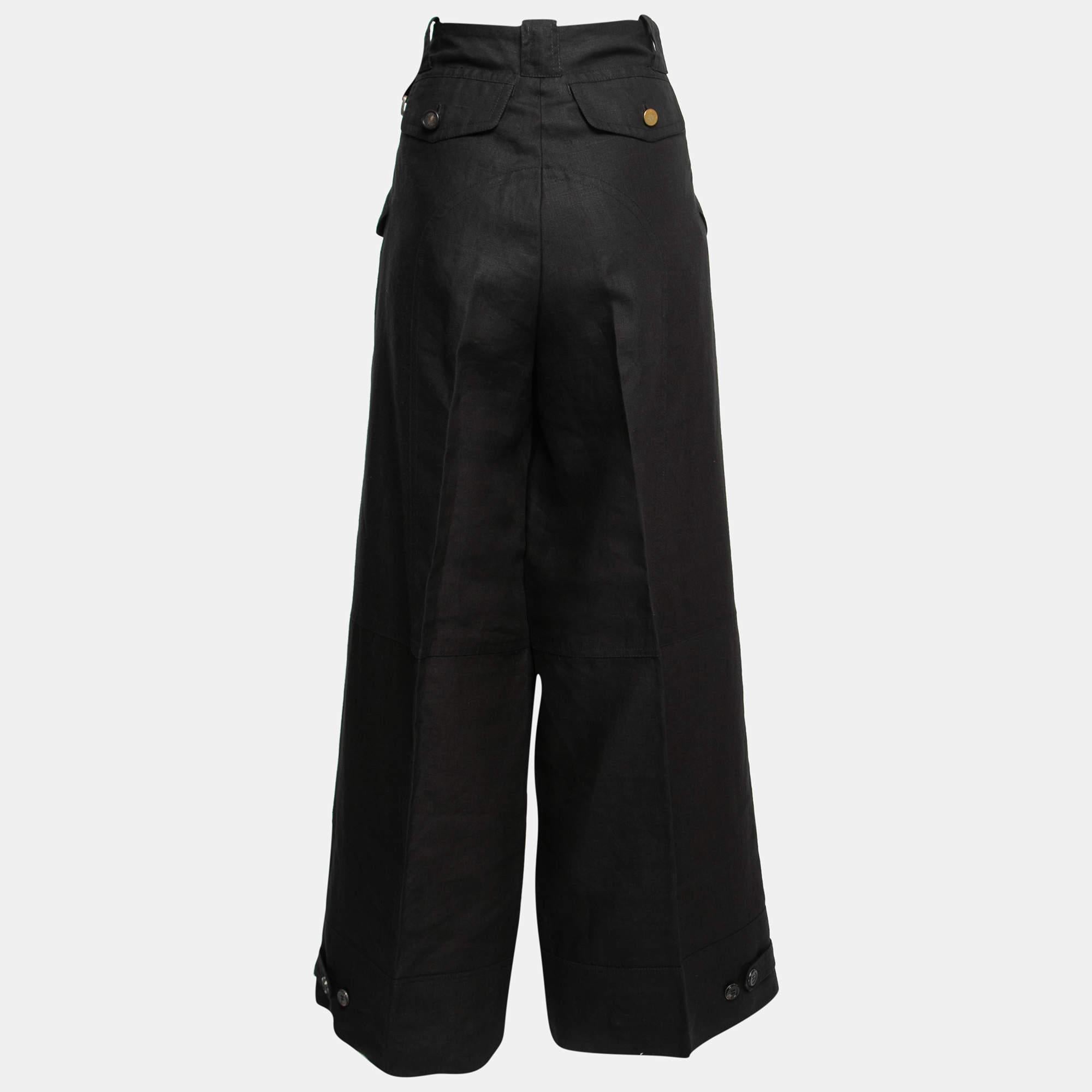 Enhance your formal attire with this pair of trousers. Designed into a superb silhouette and fit, this pair of trousers will definitely make you look elegant.
