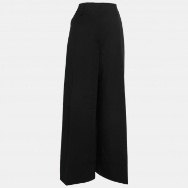 Comme ce pantalon est élégant et classe ! Confectionné dans des tissus de qualité et doté d'une coupe ajustée, ce pantalon s'accompagne d'un top chic.