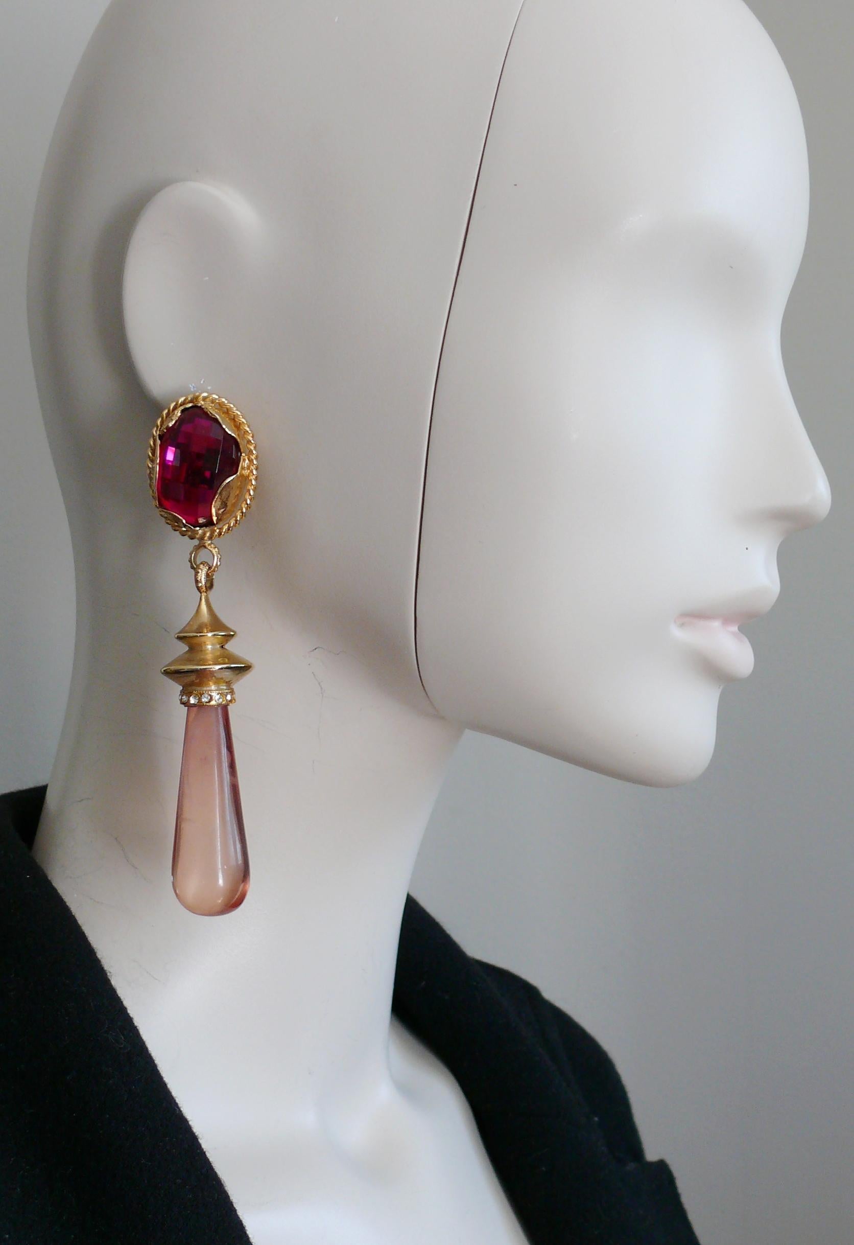 GIANFRANCEO FERRE vintage gold toned dangling earrings (clip-on) embellished with a faceted fuschia resin cabochon, a massive marbled pink resin drop and clear crystals.

Embossed FERRE Made in Italy.

Indicative measurements : height approx. 10.5
