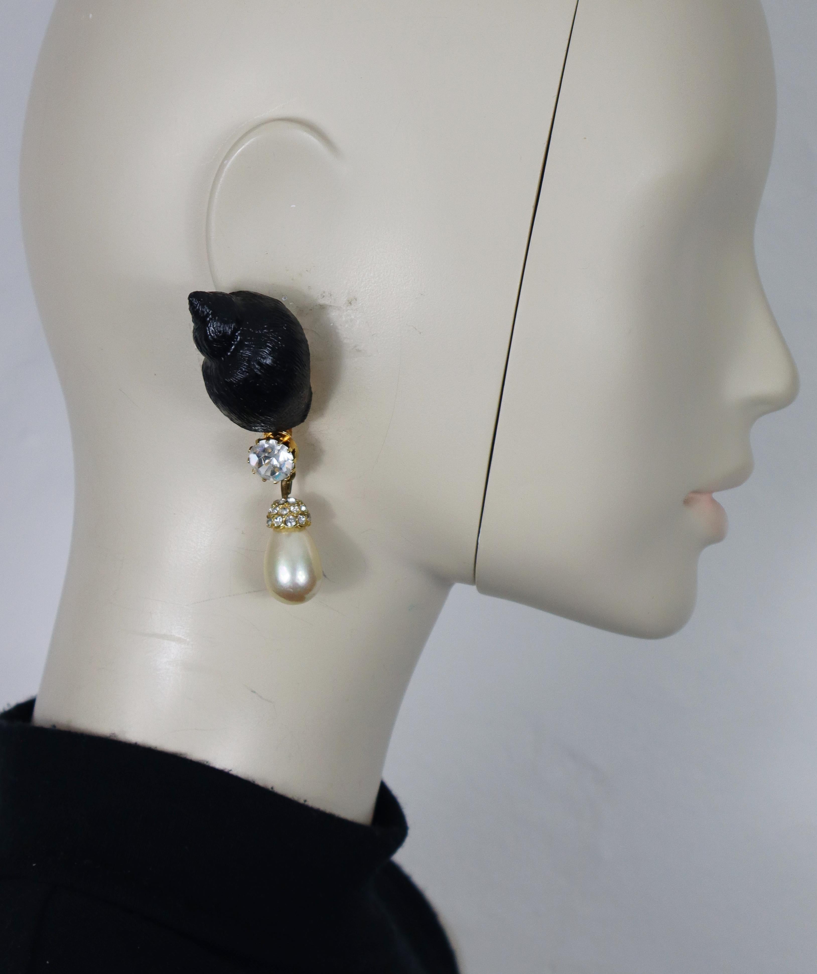 GIANFRANCO FERRE vintage massive dangle earrings (clip-on) featuring a black resin seashell embellished with clear crystals and a faux pearl drop. Gold tone metal hardware.

Embossed FERRE Made in Italy.

Indicative measurements : height approx. 8.5