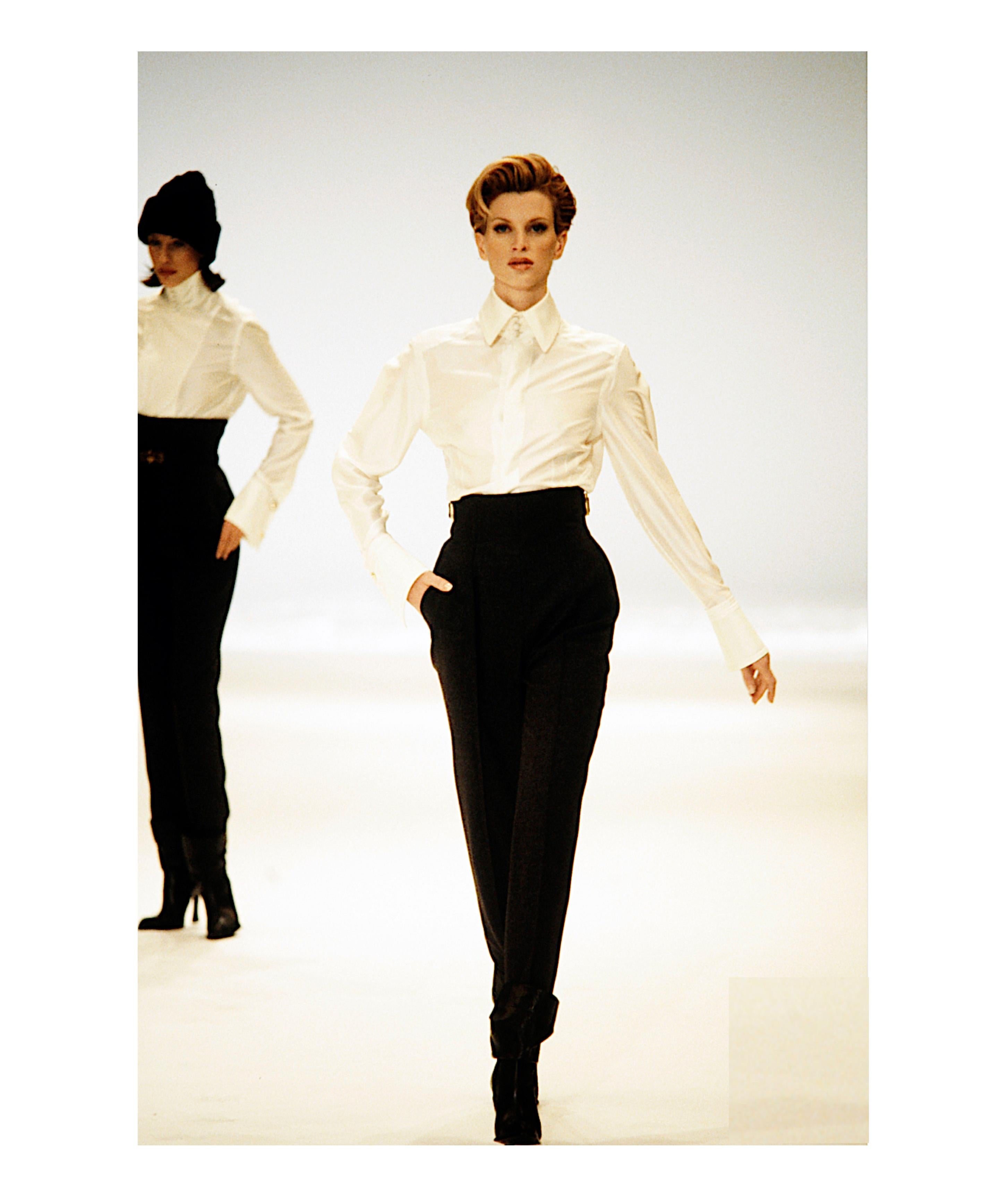Vintage By Gianfranco Ferré Runway 1995 Set di tre pezzi con camicetta, gilet e gonna in seta ispirati allo smoking
Questo raro abito della sfilata di Gianfranco Ferré del 1995 è un mix sorprendente di stile maschile ed eleganza femminile.
Il set