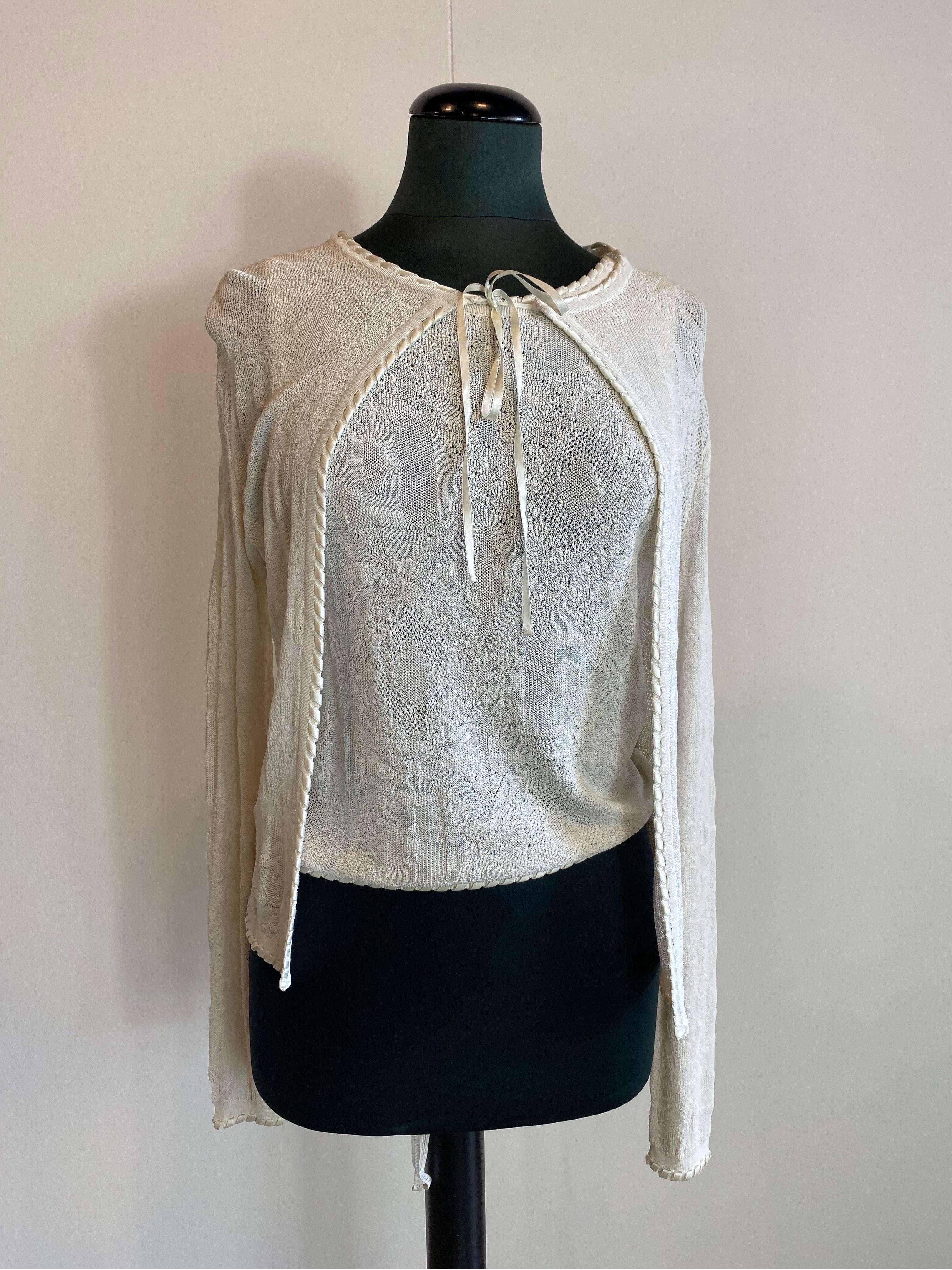 Set di gemelli vintage Gianfranco Ferré 
In pizzo. Dove puoi intravedere le F del marchio.
In Rayon. Chiusura con nastro.
Taglia 44.
In alto: seno 48
Busto 43
Lunghezza 56
Cardigan: spalle 45
Lunghezza delle maniche 64
Lunghezza 58
In ottime
