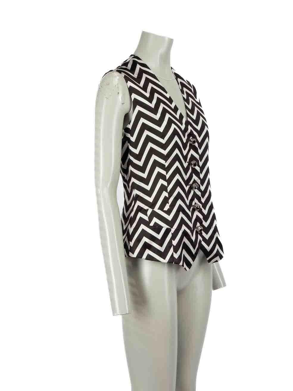 CONDITION is Very good. Hardly any visible wear to waistcoat is evident on this used Gianfranco Ferré designer resale item.
 
Details
Vintage
Black and white
Waistcoat
Zigzag jacquard pattern
Button up fastening
 
Made in Italy
 
Composition
100%