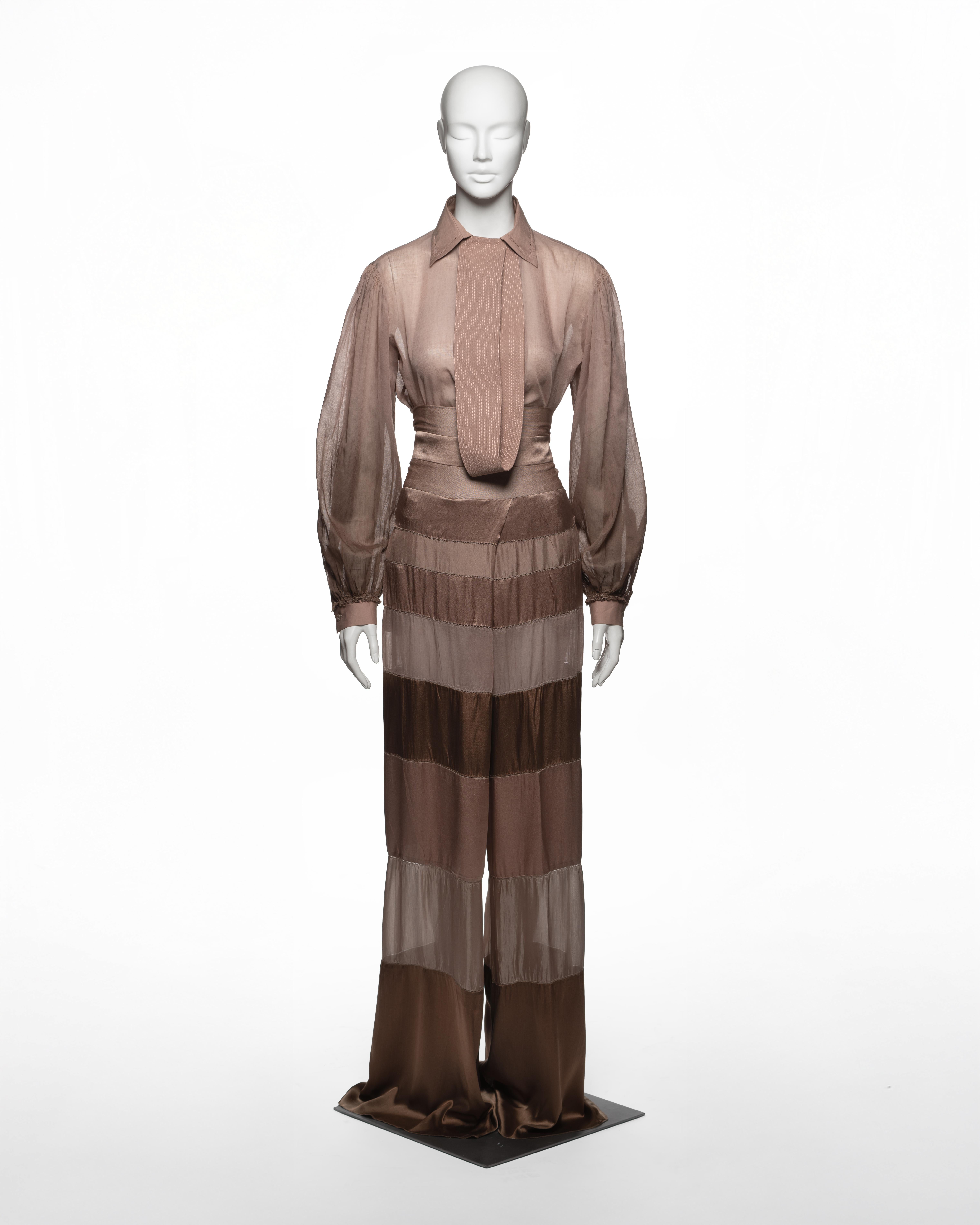 Este conjunto de la colección Primavera-Verano 2008 de Gianfranco Ferré se compone de una blusa transparente de gasa de algodón color malva empolvado y un pantalón de pierna ancha confeccionado con bandas alternas de satén de seda y georgette de