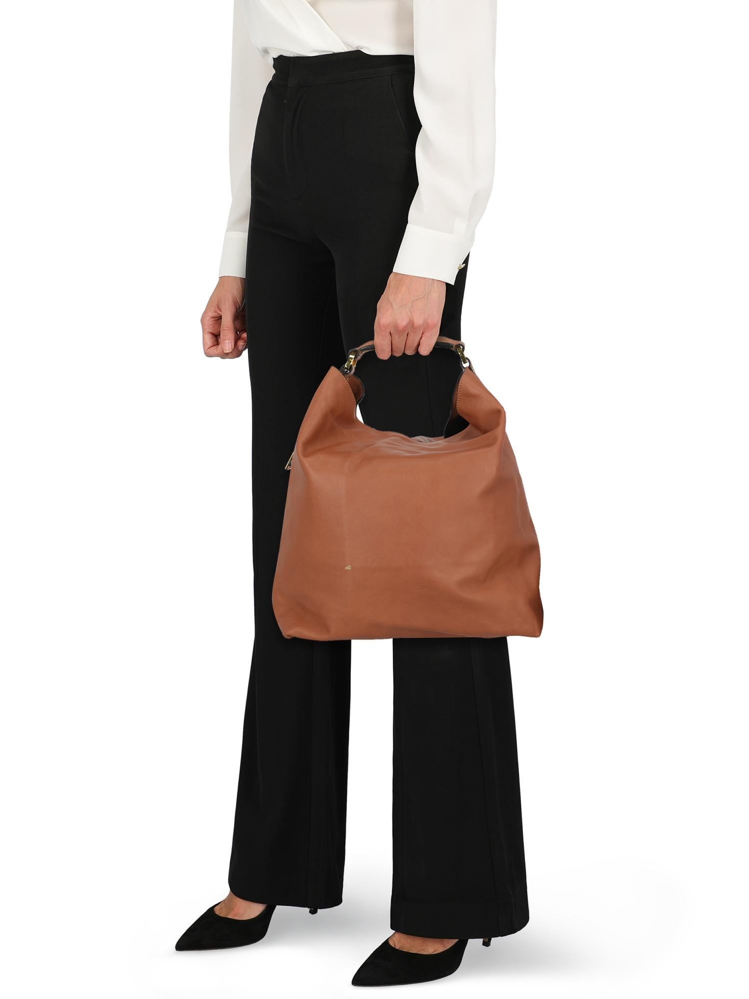Woman, leather, solid color, internal logo, gold-tone hardware, external pocket, internal slip pocket, day bag.

Includes:
- Dust bag

Product Condition: Good
Lining: negligible stain. Hardware: slightly visible discoloration. Corners and edges: