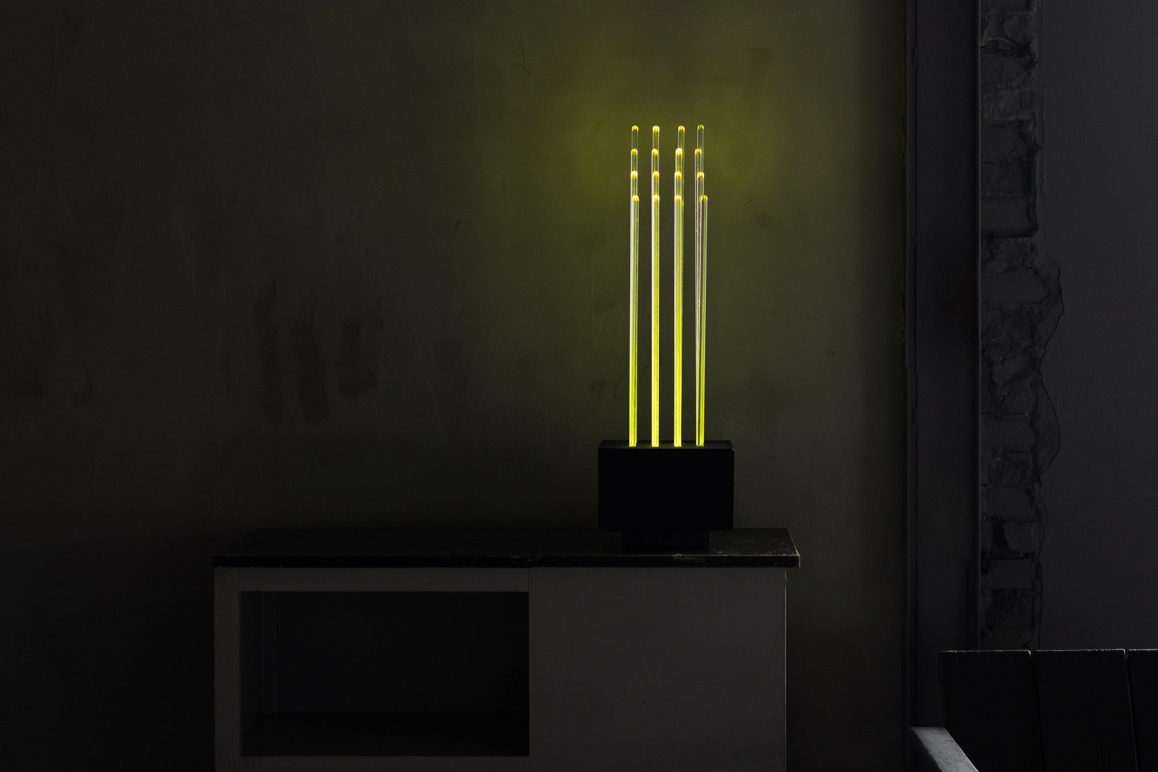 Dies ist für eine seltene Divieto Tischleuchte, entworfen von dem visionären Duo Gianfranco Fini und Fabrizio Cocchia, und seine hergestellt von New Lamp in Italien, 1970er Jahre. Diese Leuchte ist ein eindrucksvolles Beispiel für italienisches