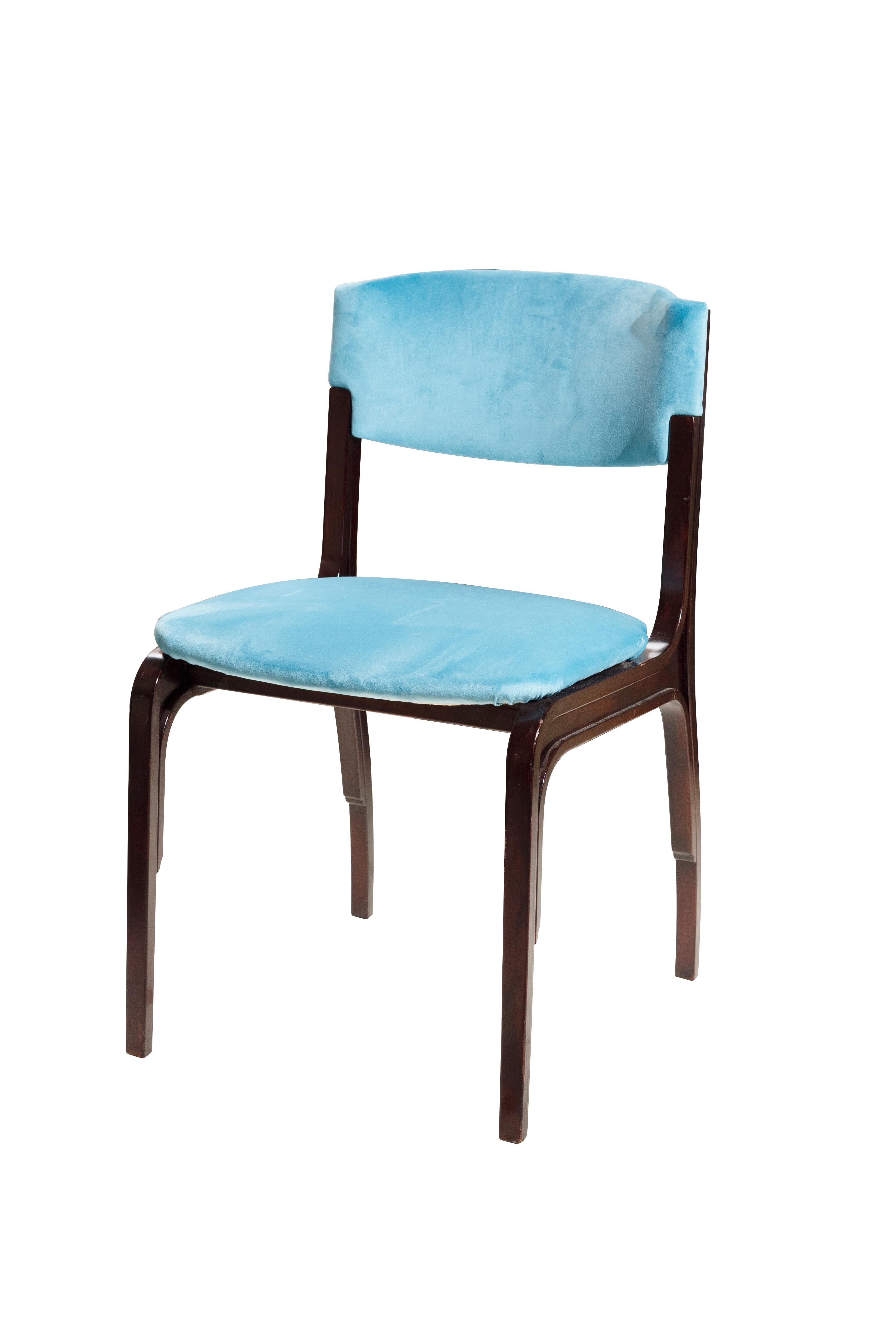 Gianfranco Frattini 5 chaises en velours bleu Moderne Mid-Century. Gianfranco Frattini est un architecte et designer italien qui a étudié à l'école de Gio Ponti à Milan, suivant ainsi les traces de la génération qui a formé le mouvement de design