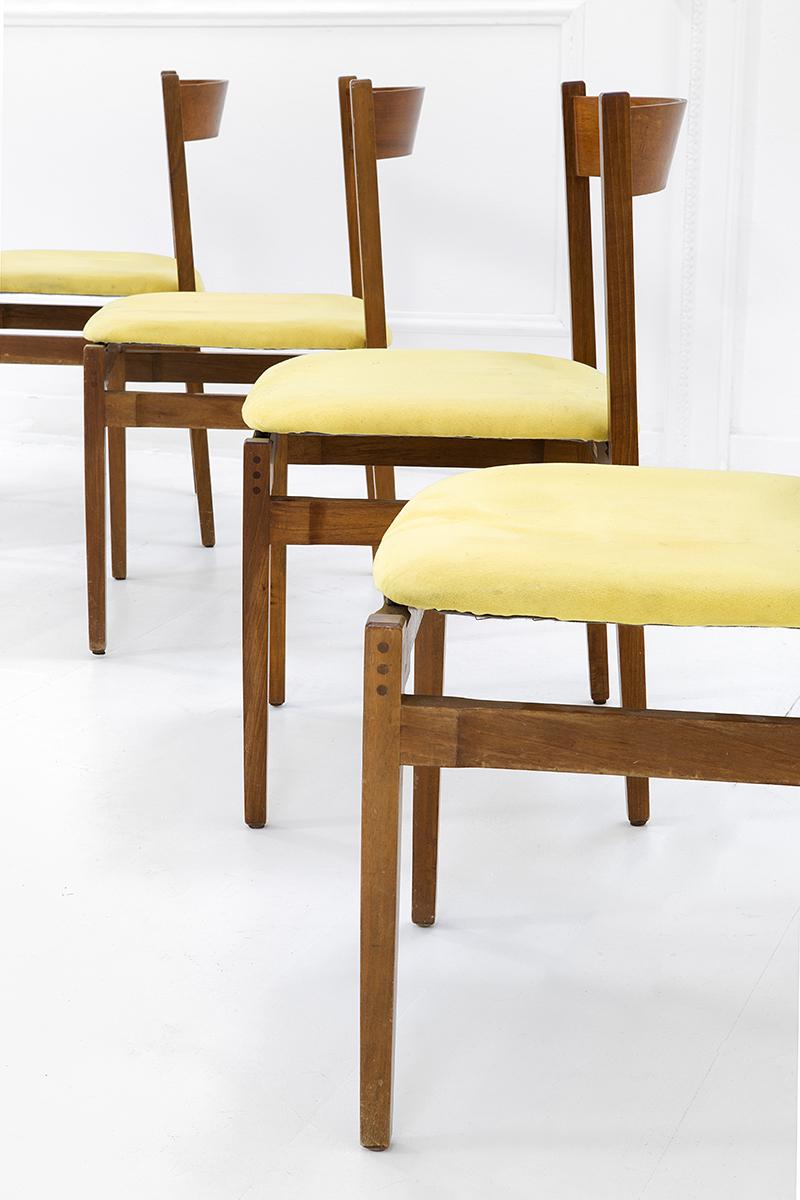 
Gianfranco FRATTINI (1926-2004) Satz von 6 Stühlen Modell 101 mit Struktur und Rückenlehne aus Palisanderholz. Der Sitz ist mit einem gelben Wollstoff bezogen. Gebrauchsspuren. Lose Schaumstoffe. Label des Herausgebers. Auflage: Cassina, ca. 1959.