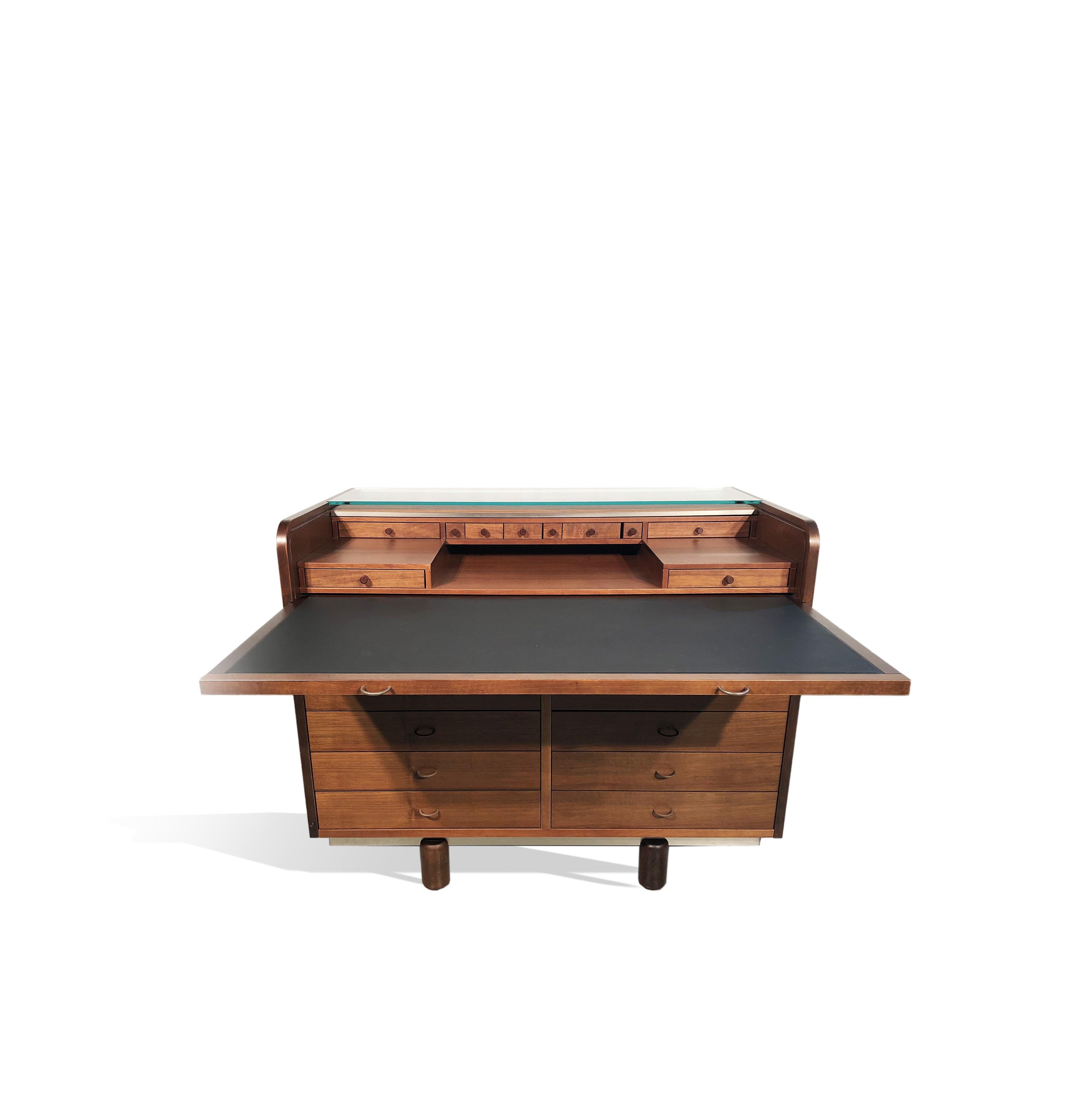 The 804 Secretaire is one of the most significant pieces of Gianfranco Frattini's creative work. Designed in 1962 for Bernini, it highlights Frattini's remarkable design skill and the masterful craftsmanship of the artisans from the historic Bernini