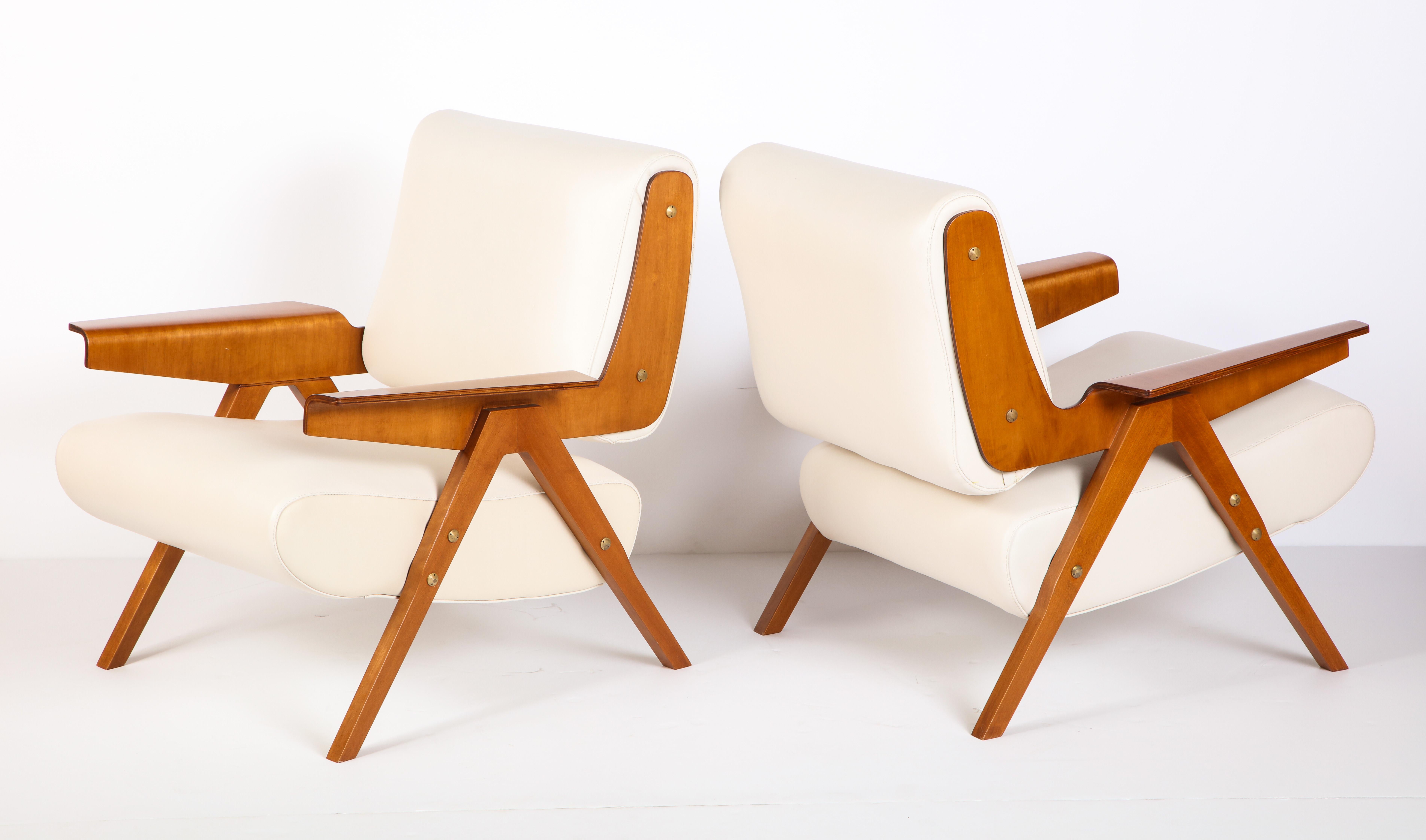 Mid-Century Modern Gianfranco Frattini#831 Lounge Chairs in White Leather for Cassina, Italy, 1950s