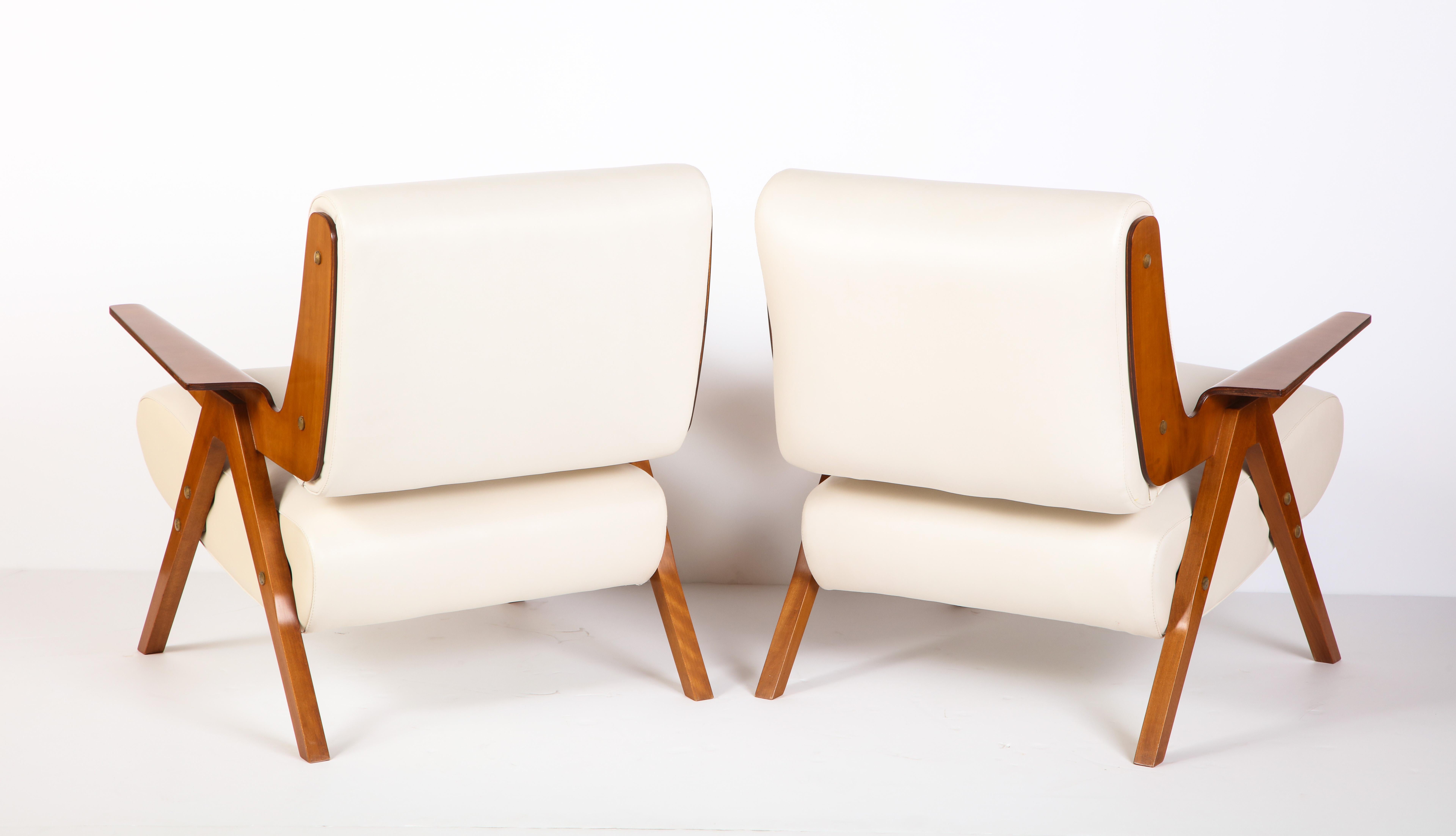 Gianfranco Frattini#831 Lounge Chairs in White Leather for Cassina, Italy, 1950s In Good Condition In New York, NY
