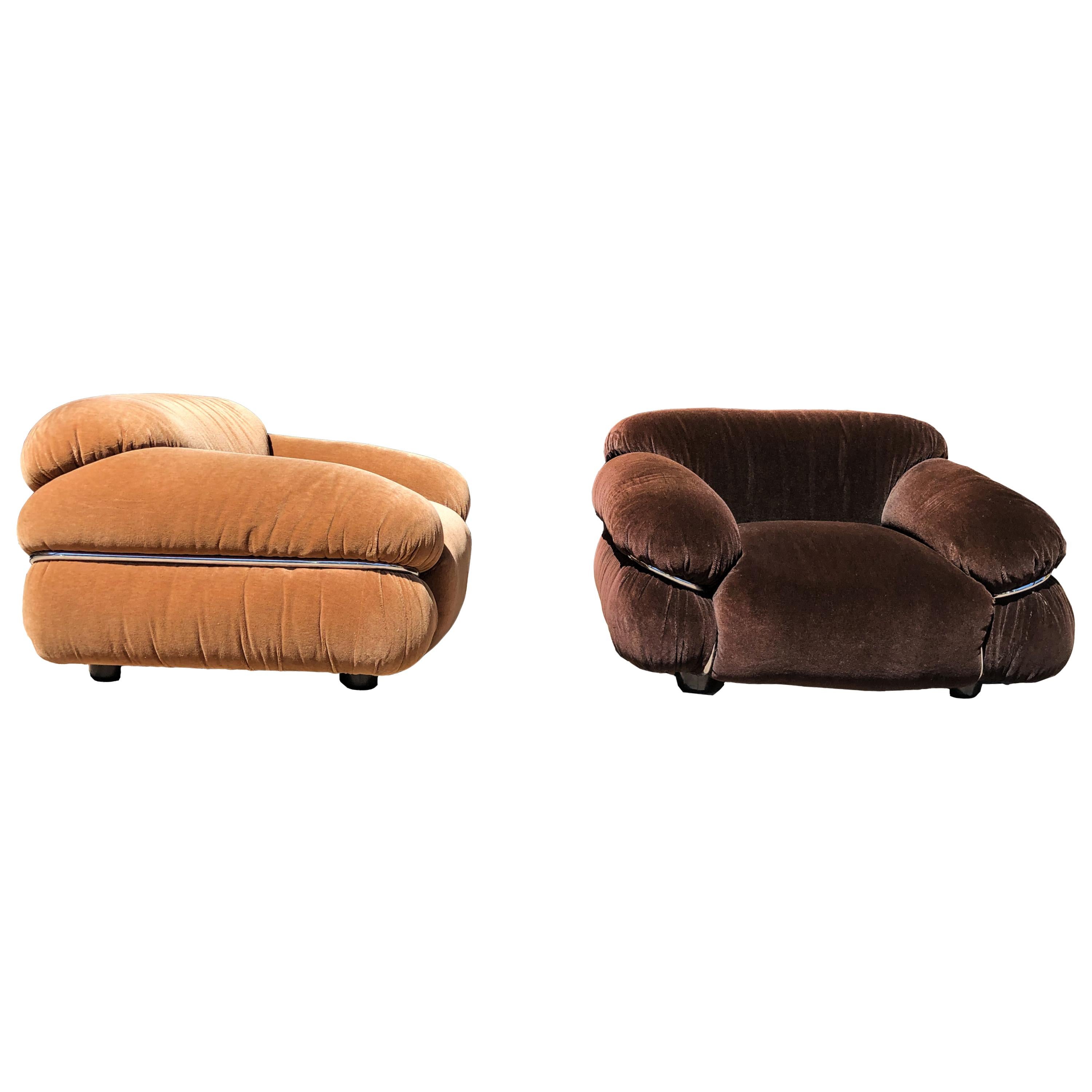 The Sesann lounge chair was designed by Gianfranco Frattini in 1970 and produced by the Italian manufacturer Cassina.

This set is composed of two lounge chairs upholstered in tobacco and chocolate brown alpaca velvet.

Sesann is characterized