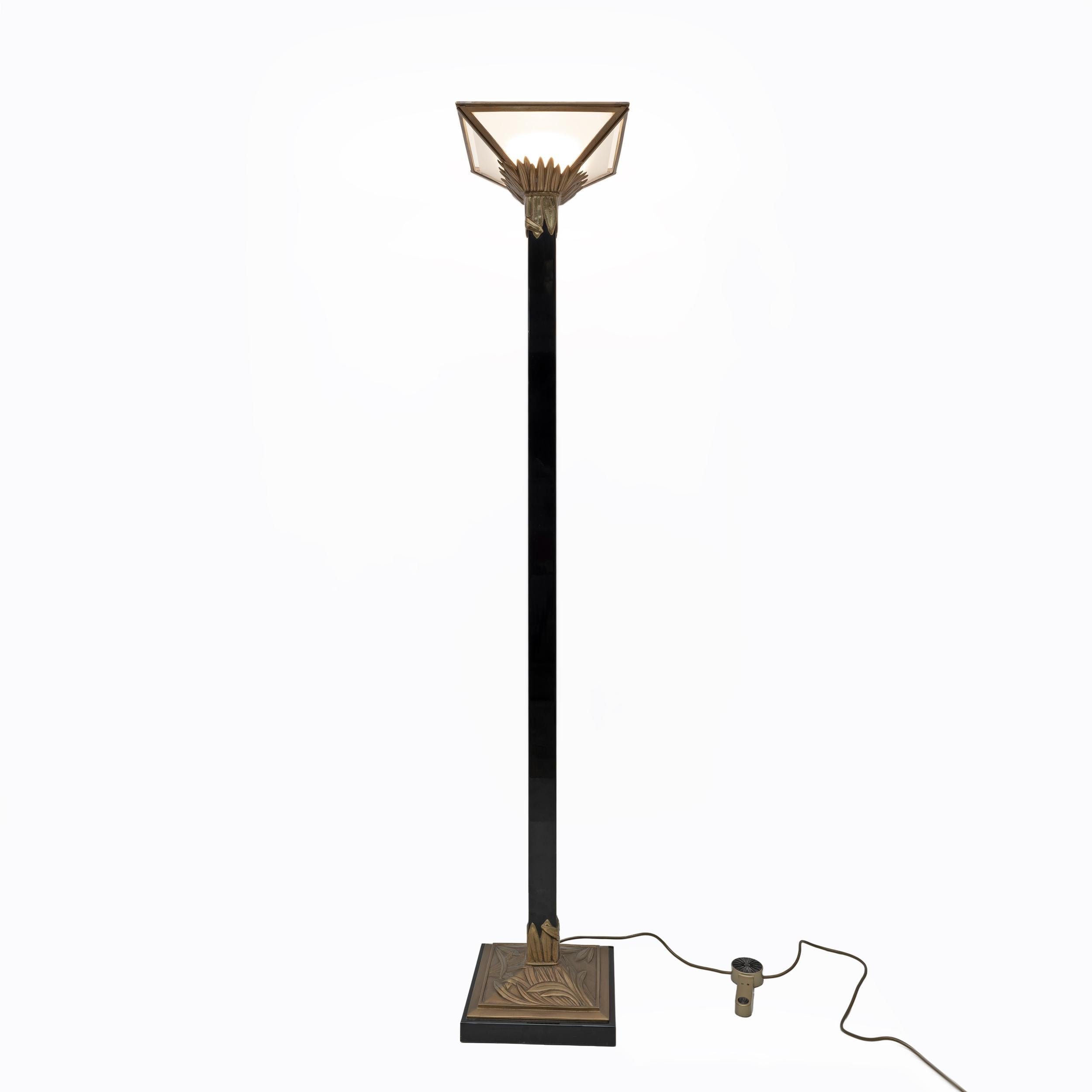 Lampadaire en laiton, métal laqué et verre, produit par Relco Milano et conçu par Gianfranco Frattini dans le style Art déco, dans les années 1970.