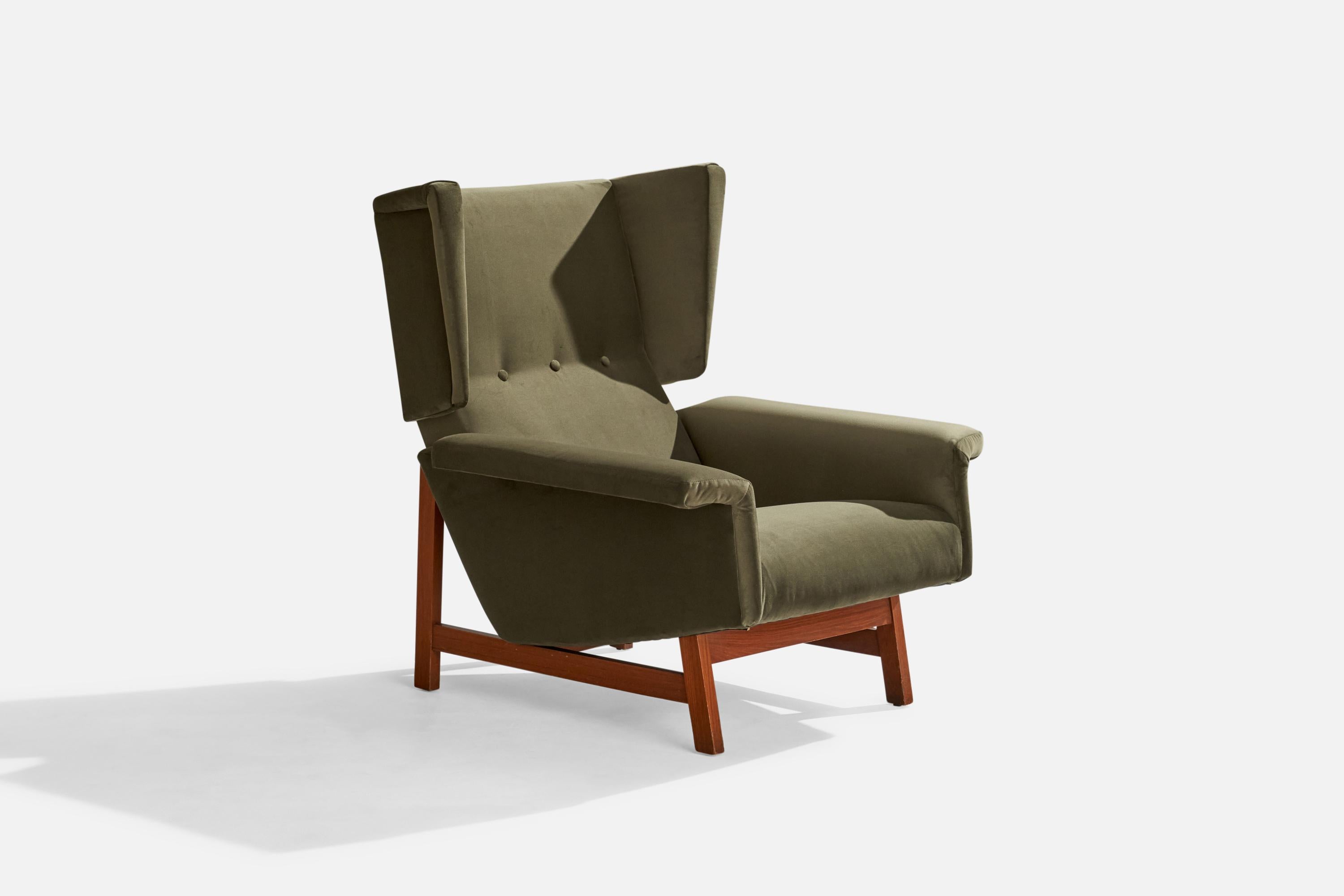 Chaise longue en velours vert et en teck attribuée à Gianfranco Frattini, Italie, c. 1960.

Hauteur de l'assise : 16