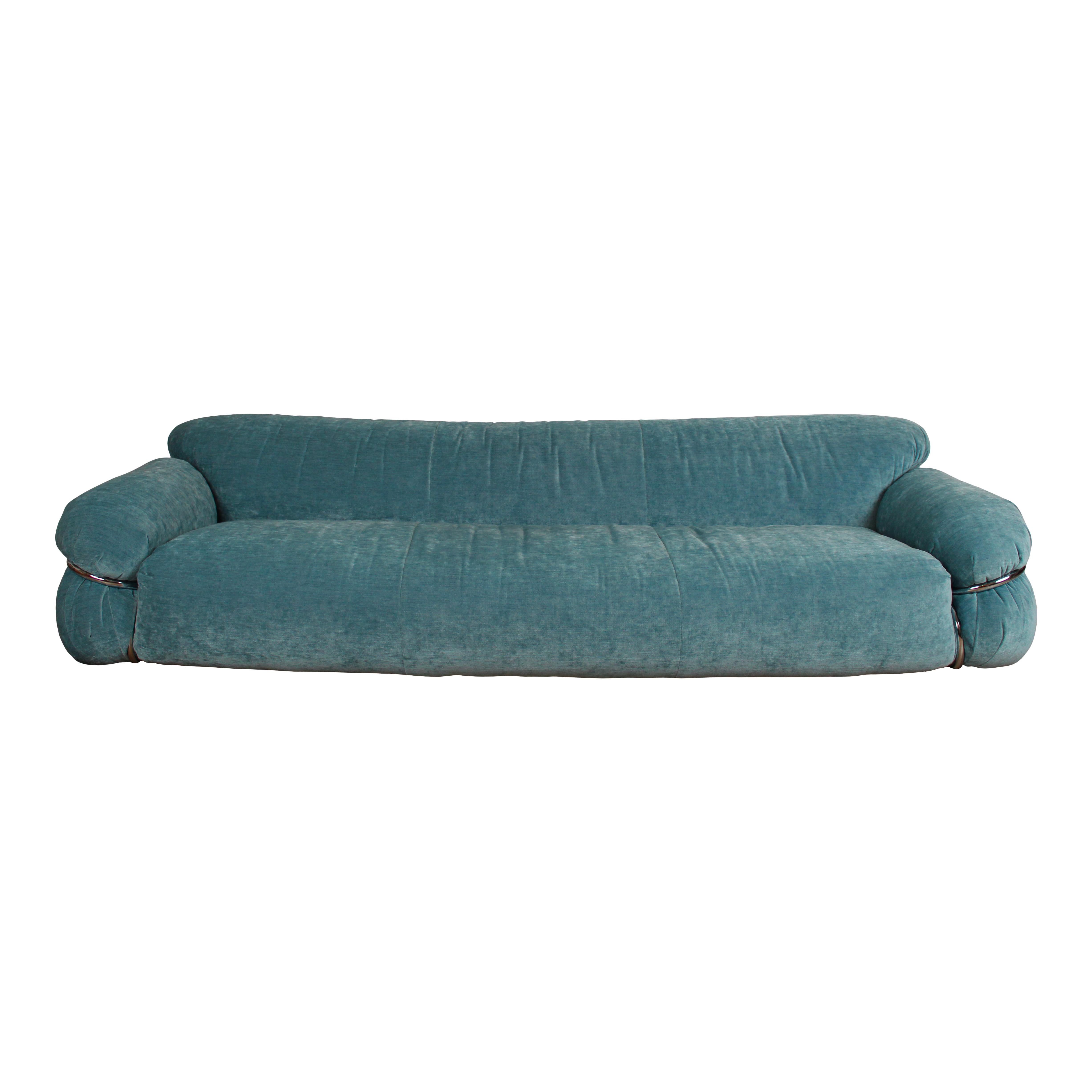 Canapé trois places Sesann, conçu par Gianfranco Frattini en 1970 et produit par le fabricant italien Cassina.
Il est doté d'un revêtement en velours azur et d'une cage tubulaire chromée en guise de support structurel.

Entièrement restauré en