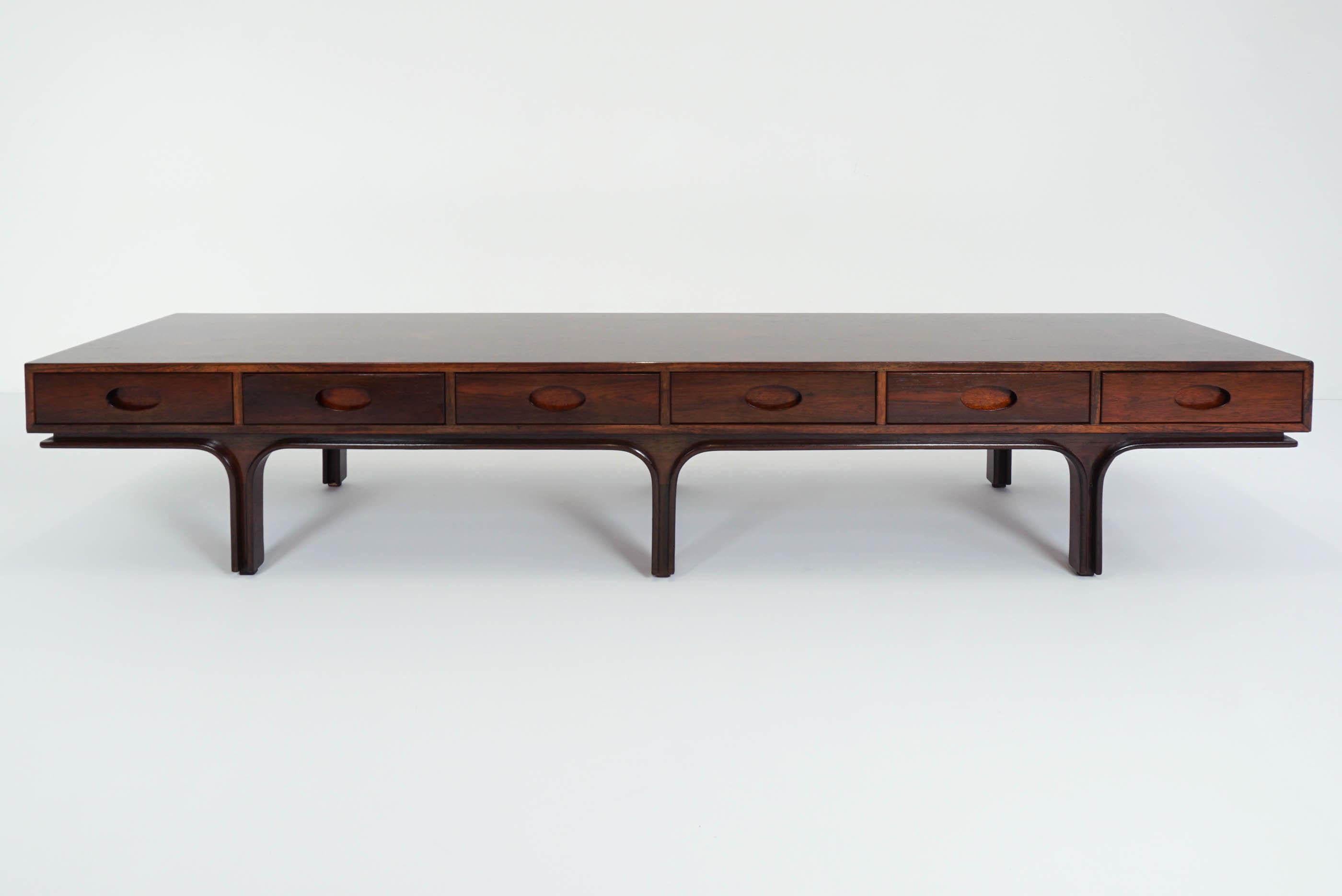 Elegant center long bench or long coffee table with 6 drawers in elegant jacaranda wood,
Italy, 1961.