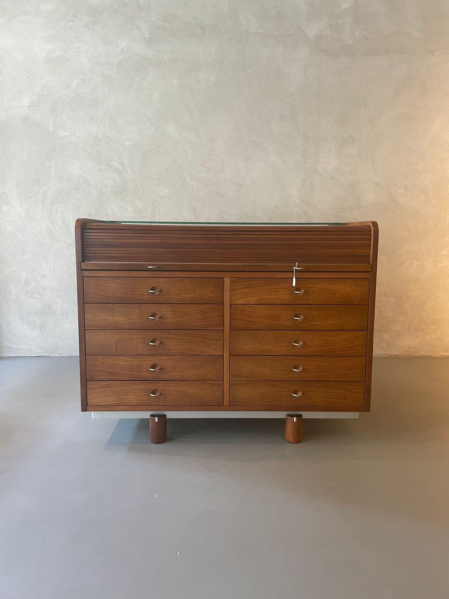 Secretaire roll top nr. 804 designed by Gianfranco Frattini for Bernini in Italy, 1960s.
The self-supporting roll-top secretary in walnut wood characterized by many drawers could make it functional, even if apparently it can only act as a chest of