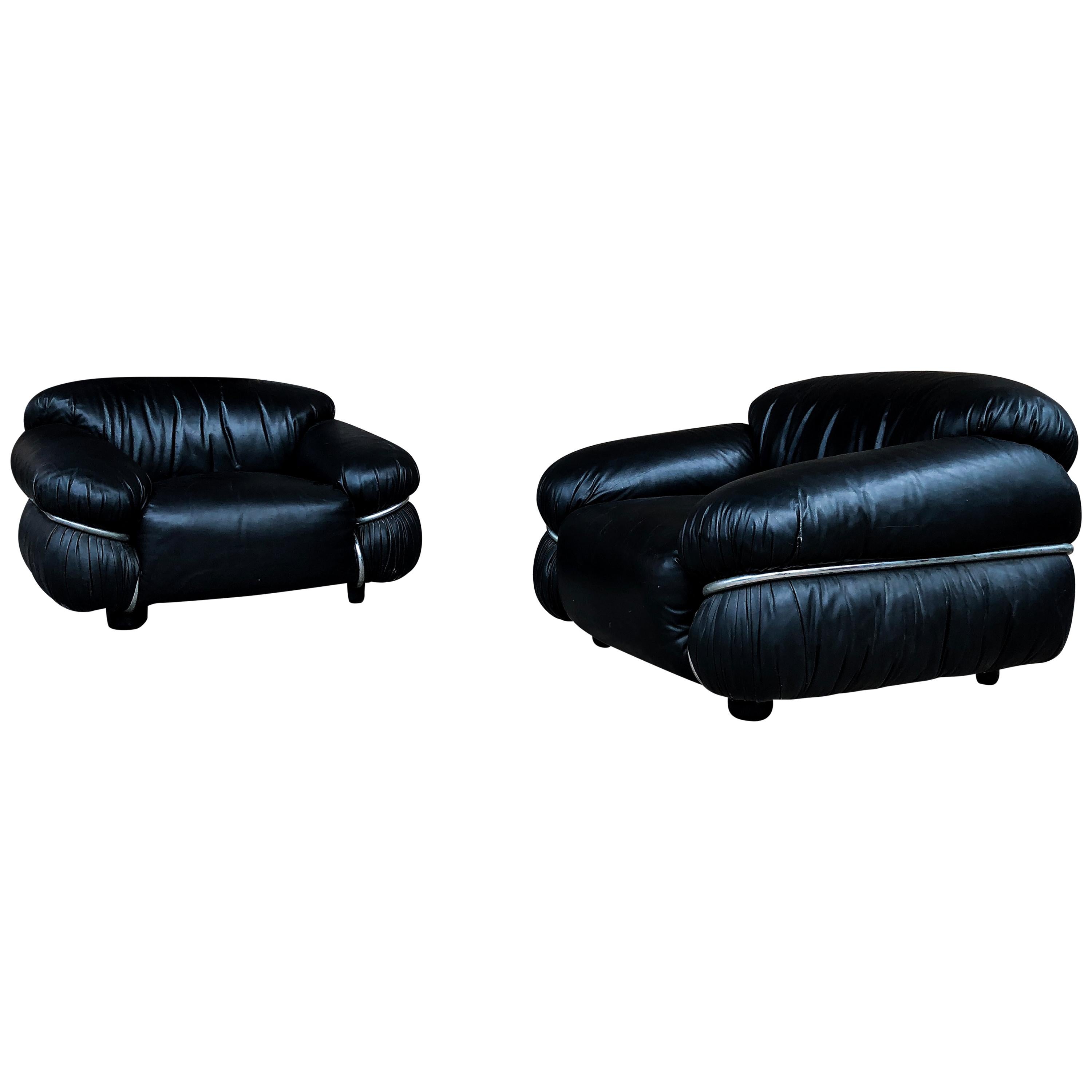 2er-Set Sesann-Sessel, entworfen von Gianfranco Frattini im Jahr 1970 und hergestellt vom italienischen Hersteller Cassina.

Sie sind mit schwarzem Leder gepolstert und haben einen verchromten Rohrkäfig als Stütze.

Vollständig in Italien