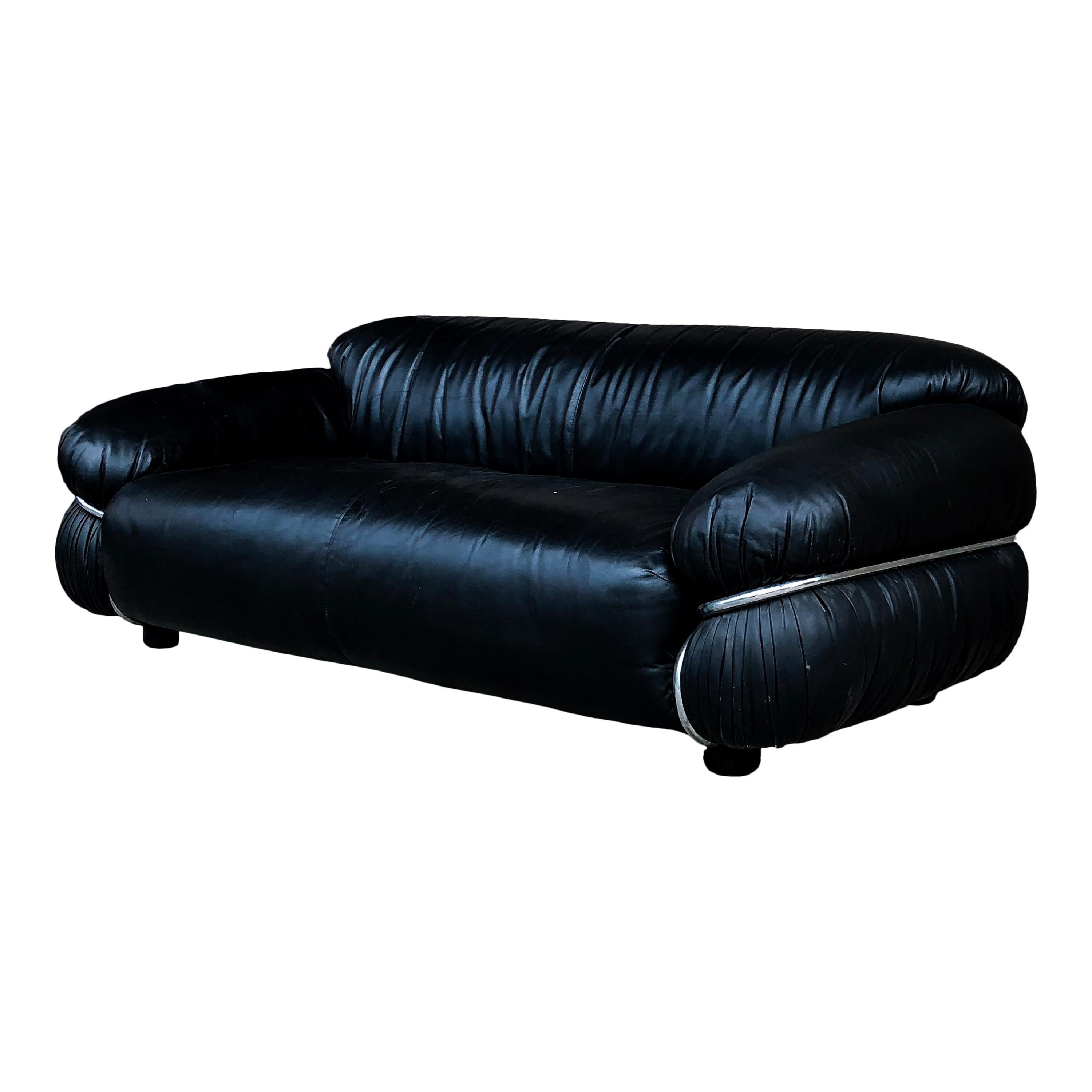 Sesann two-seater sofa, designed by Gianfranco Frattini in 1970 and produced by the Italian manufacturer Cassina.

It features black leather upholstery and a chrome tubular cage as structural support.

Restored in Italy.

Cassina presented the