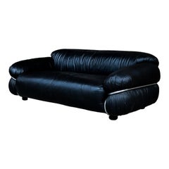 Gianfranco Frattini Sofá de dos plazas Sesann de cuero negro para Cassina, 1972
