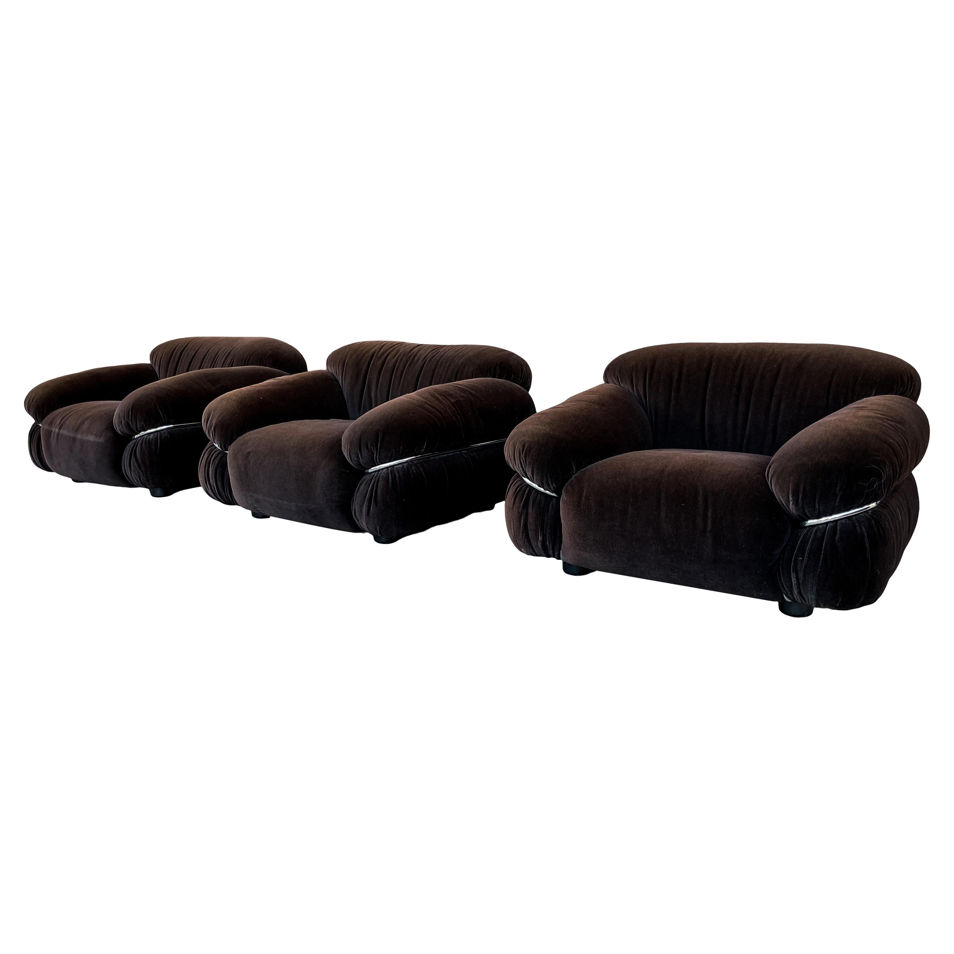 Ensemble de trois chaises longues Sesann, conçues par Gianfranco Frattini en 1970 et produites par le fabricant italien Cassina.
Ils se caractérisent par un revêtement en velours d'alpaga brun et une cage tubulaire chromée comme support
