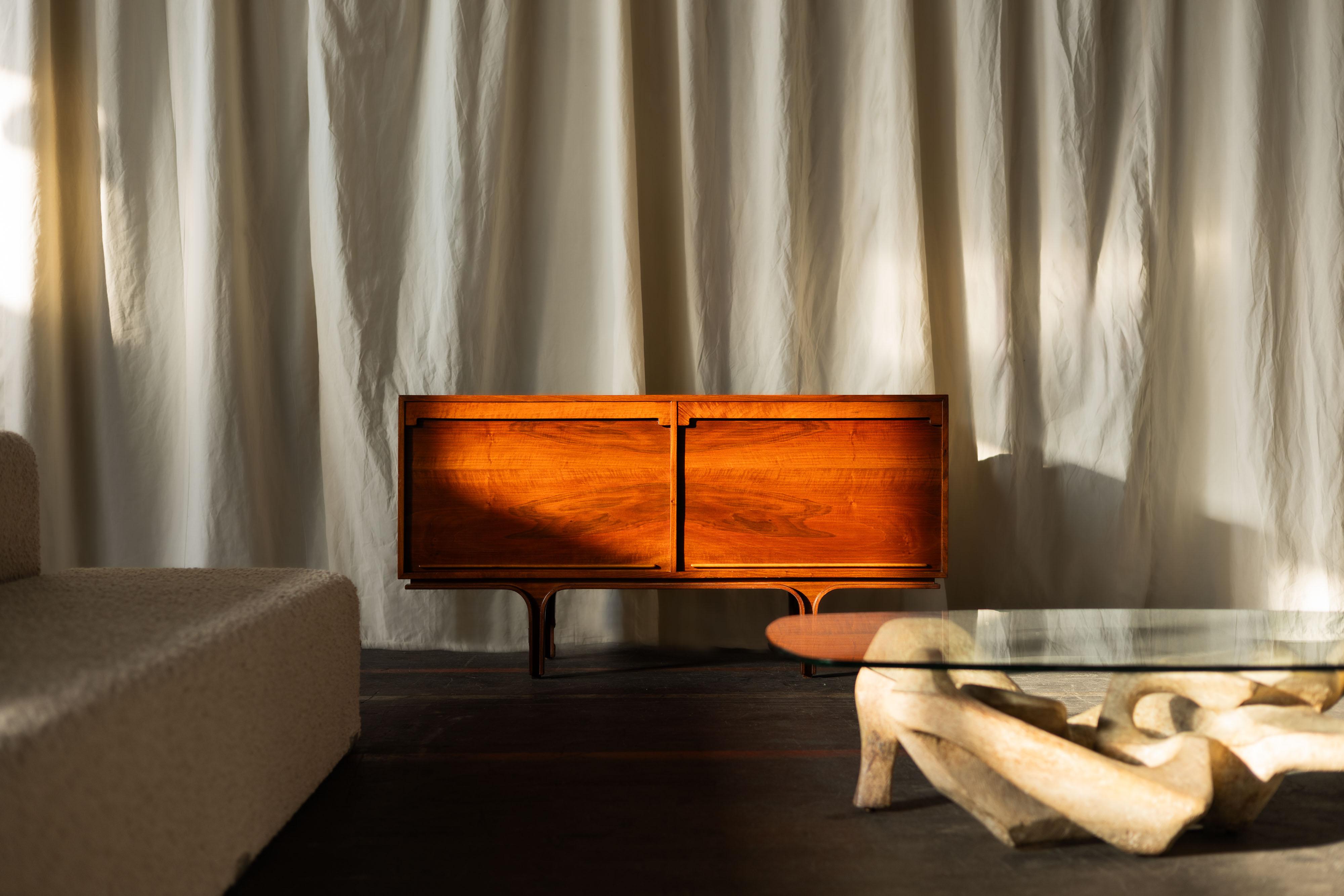 Admirez l'artisanat exquis du petit buffet ou de l'armoire, qui témoigne du design visionnaire de Gianfranco Frattini et de la production magistrale de Bernini, en Italie, en 1957. Fabriquée en placage de bois de rose luxueux, cette pièce met en
