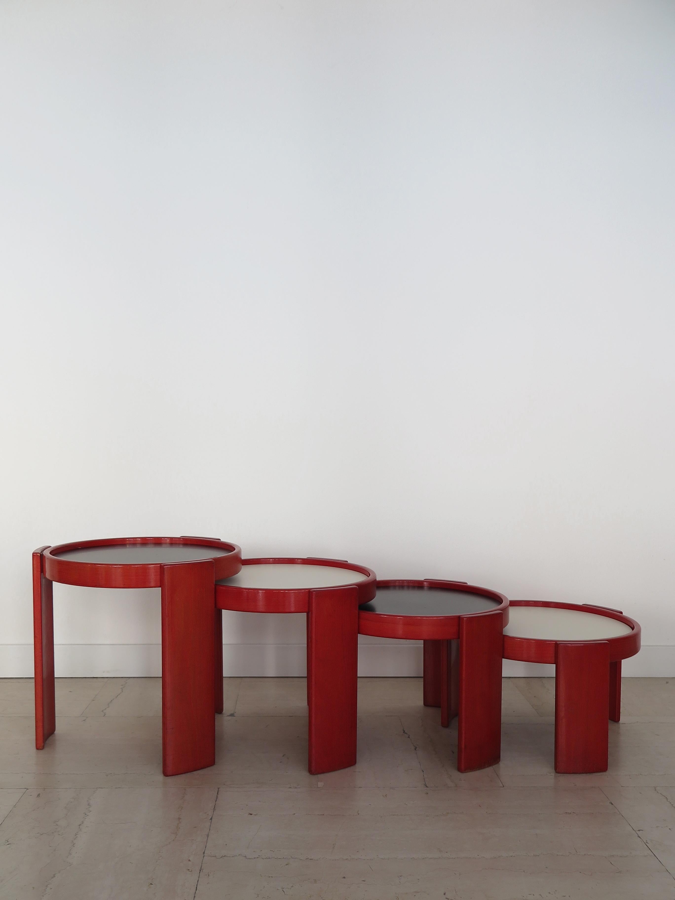Italian midcentury modern design modular and stackable coffee table set model “780”, designed by Gianfranco Frattini and produced by Cassina Meda from 1966 with red lacquered solid wood frame and double-sided tops in black & white laminate,