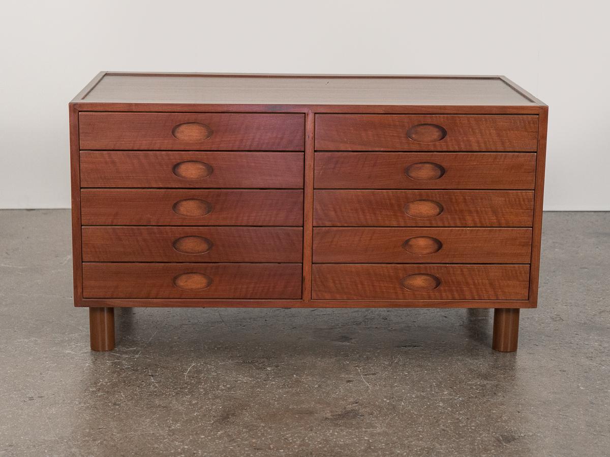 Fine small chest of drawers designed by Gianfranco Frattini and produced by Bernini in the late 1950s. Beautiful jacaranda wood selection. Low and sturdy enough to be used at the foot of a bed to sit on.