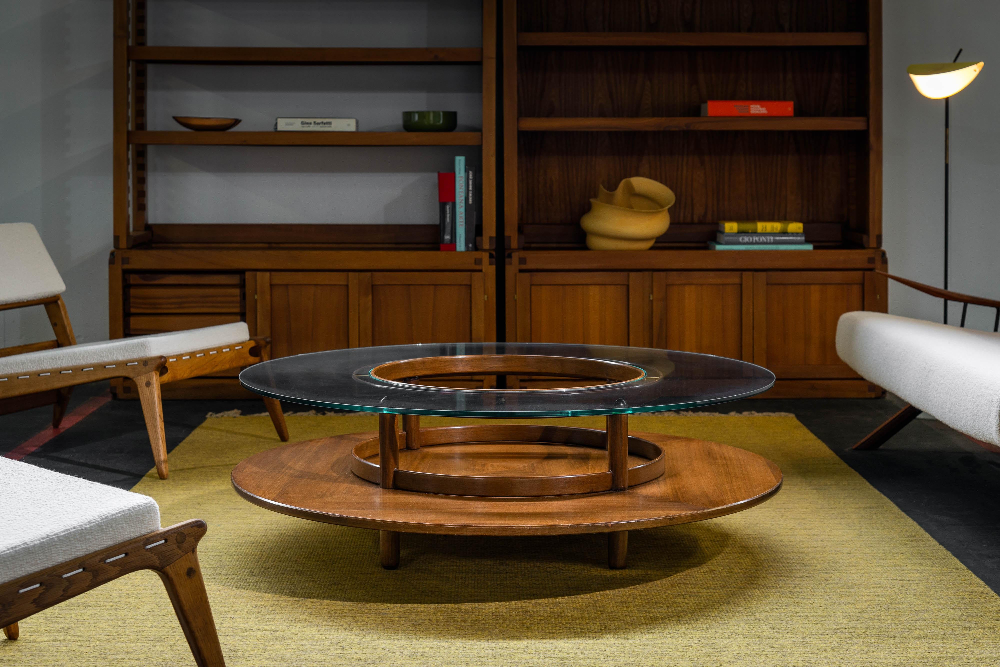 Magnifique table basse conçue par Gianfranco Frattini et fabriquée par Cassina en Italie en 1960. Fabriquée en riche bois de noyer, la table présente une chaleur et un attrait intemporel. L'ajout de détails en laiton raffinés le complète. La table