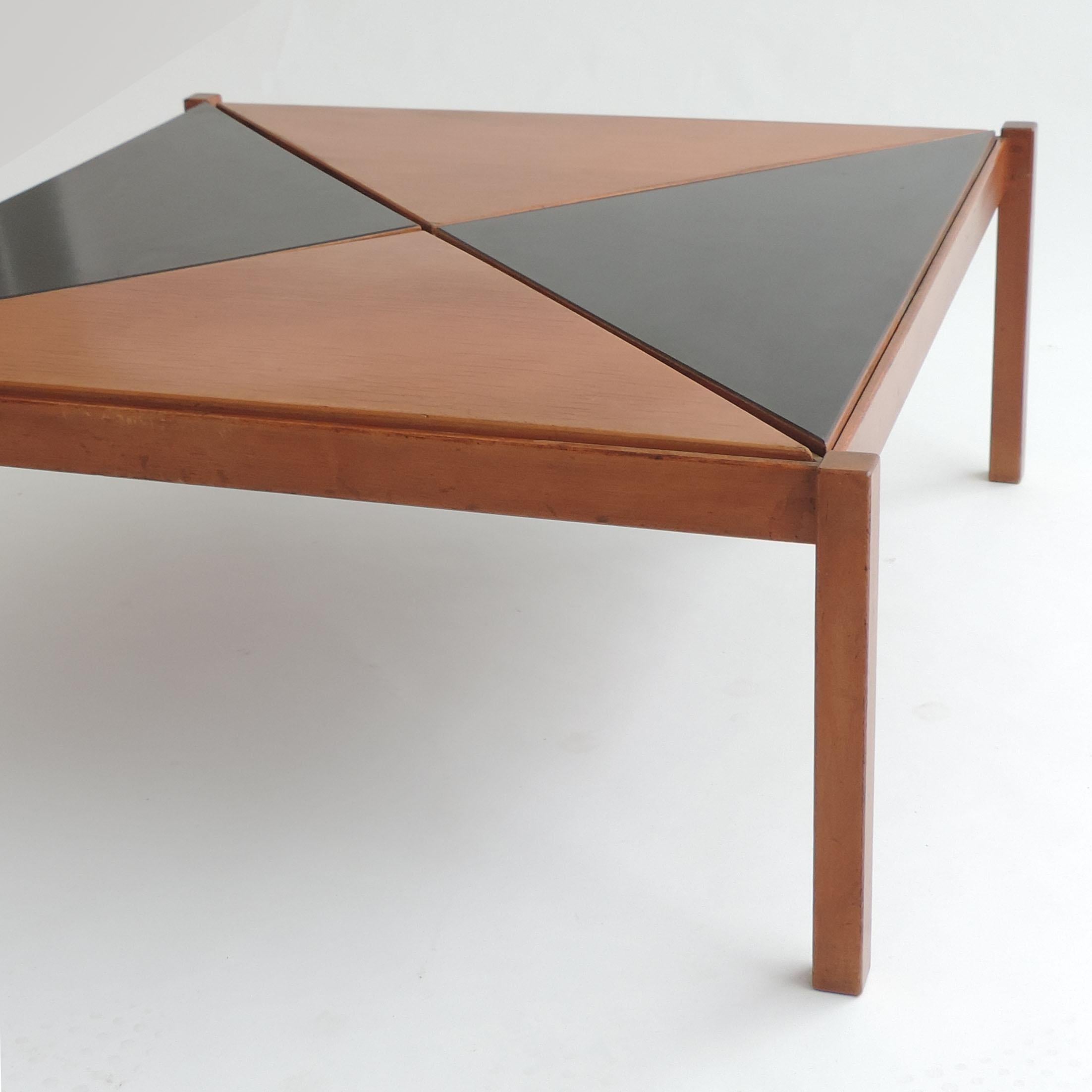 Seltener Architekt Gianfranco Frattini Couchtisch für Cantieri Carugati, Italien, 1950er Jahre
Auswechselbare Dreiecke in Holz und Schwarz, die nach Belieben verschoben werden können, um verschiedene Effekte zu erzielen.