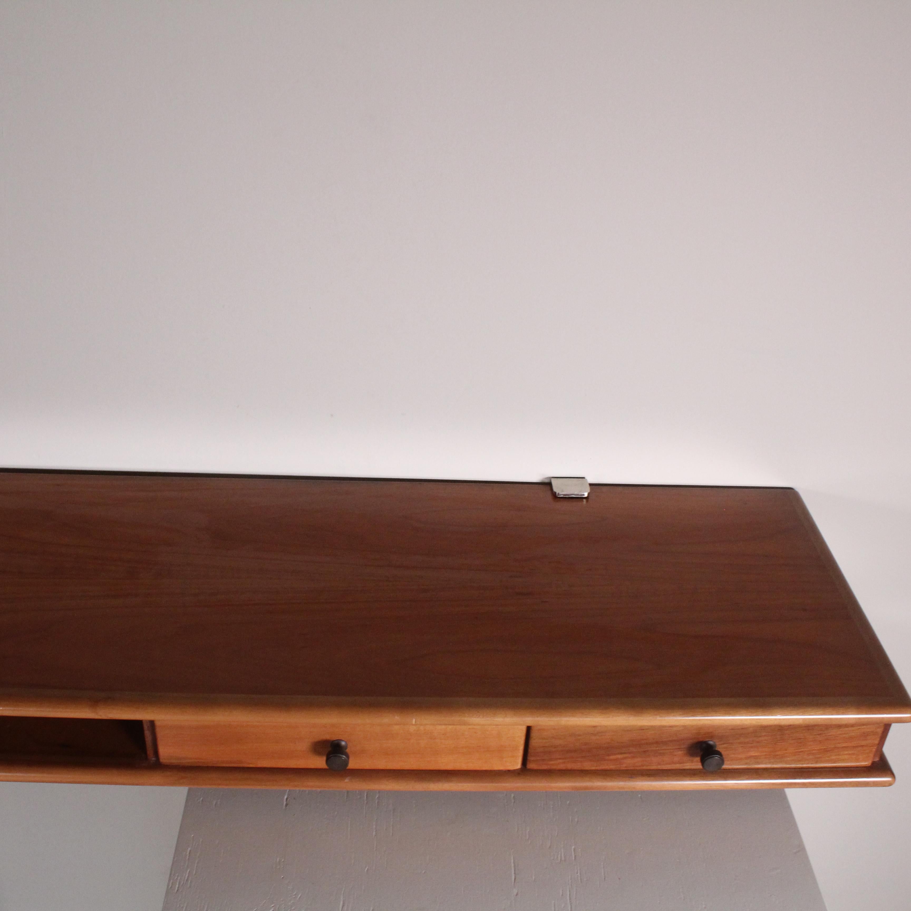 Cette table console a été créée par Gianfranco Frattini pour Bernini 1960. Fabriqué avec des matériaux de haute qualité et une attention méticuleuse aux détails, il représente l'excellence dans la production de meubles italiens. Sa présence