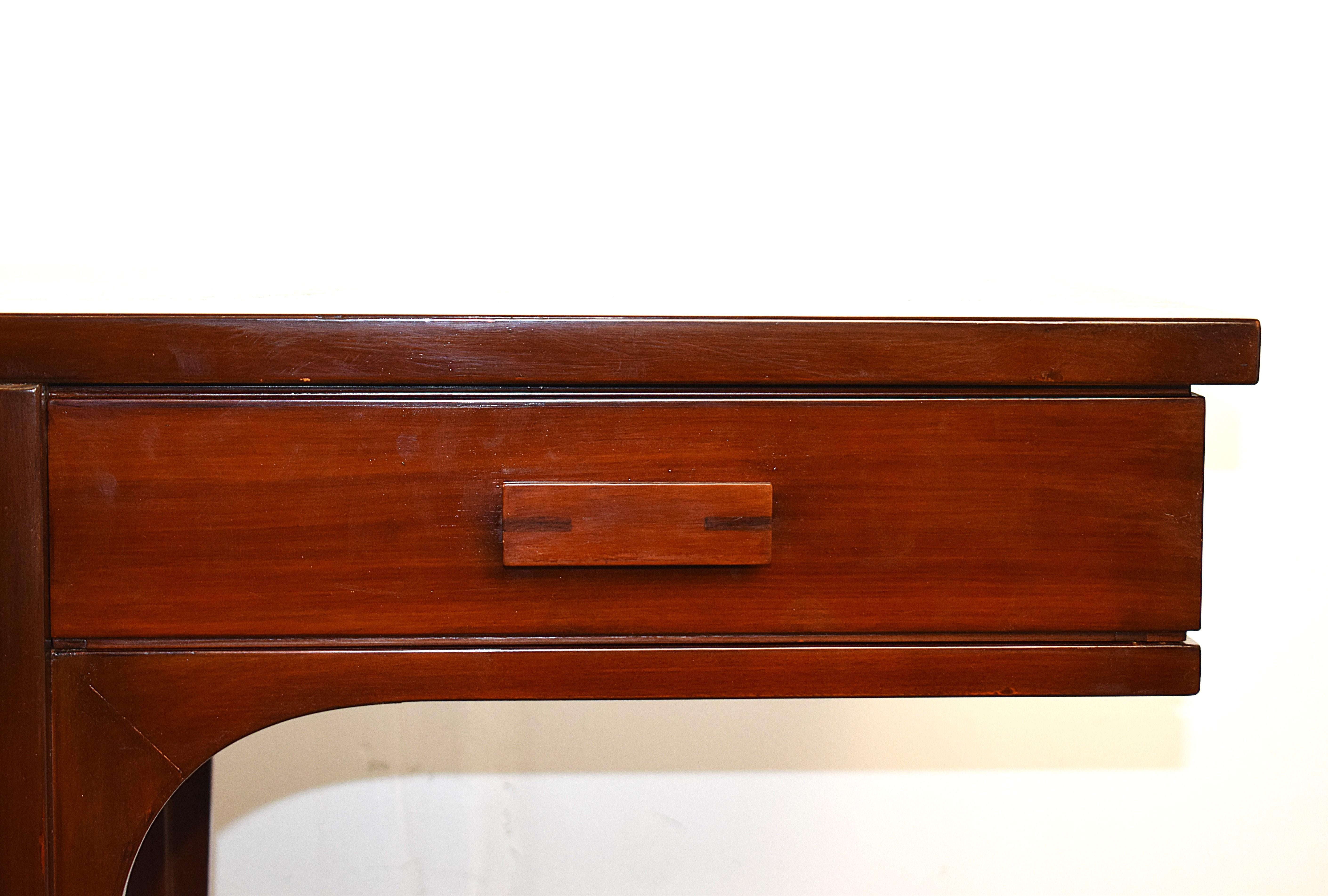 Elegante consolle disegnata da Gianfranco Frattini per Cantieri Carugati, anni ’60. Realizzata in Italia in legno massello con finitura calda e linee pulite tipiche del design modernista dell’epoca. Dotata di quattro cassetti con maniglie, unisce