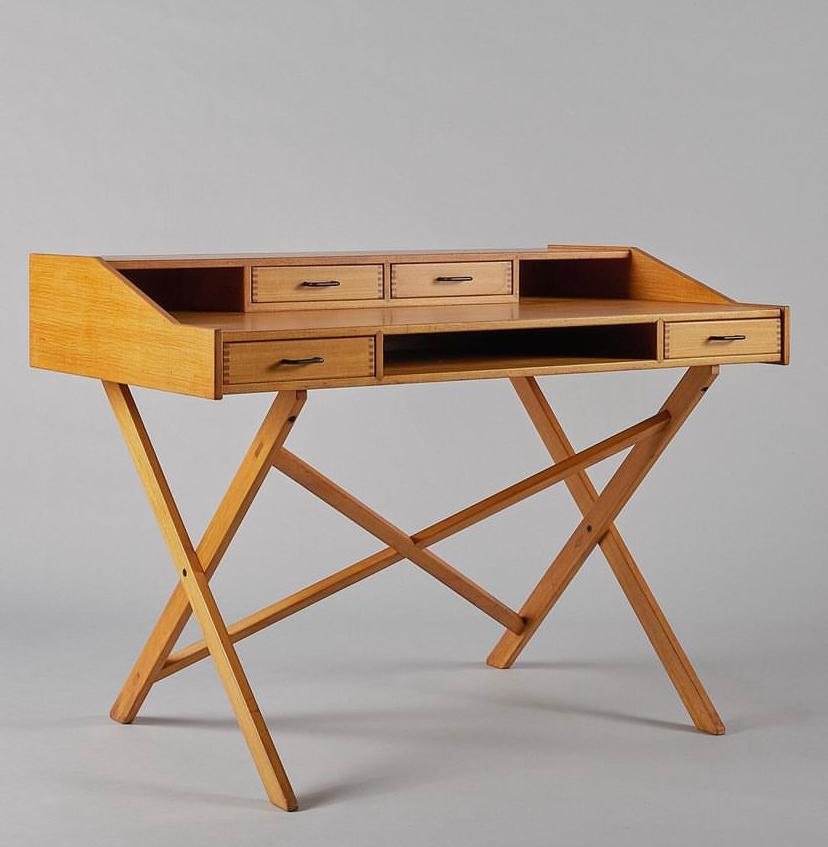 Gianfranco Frattini, rare desk with wooden structure and supports and nickel-plated metal handles. It is a sophisticated desk, the work of the Milanese architect and designer Gianfranco Frattini for the Cantieri Carugati company.
A work with studied