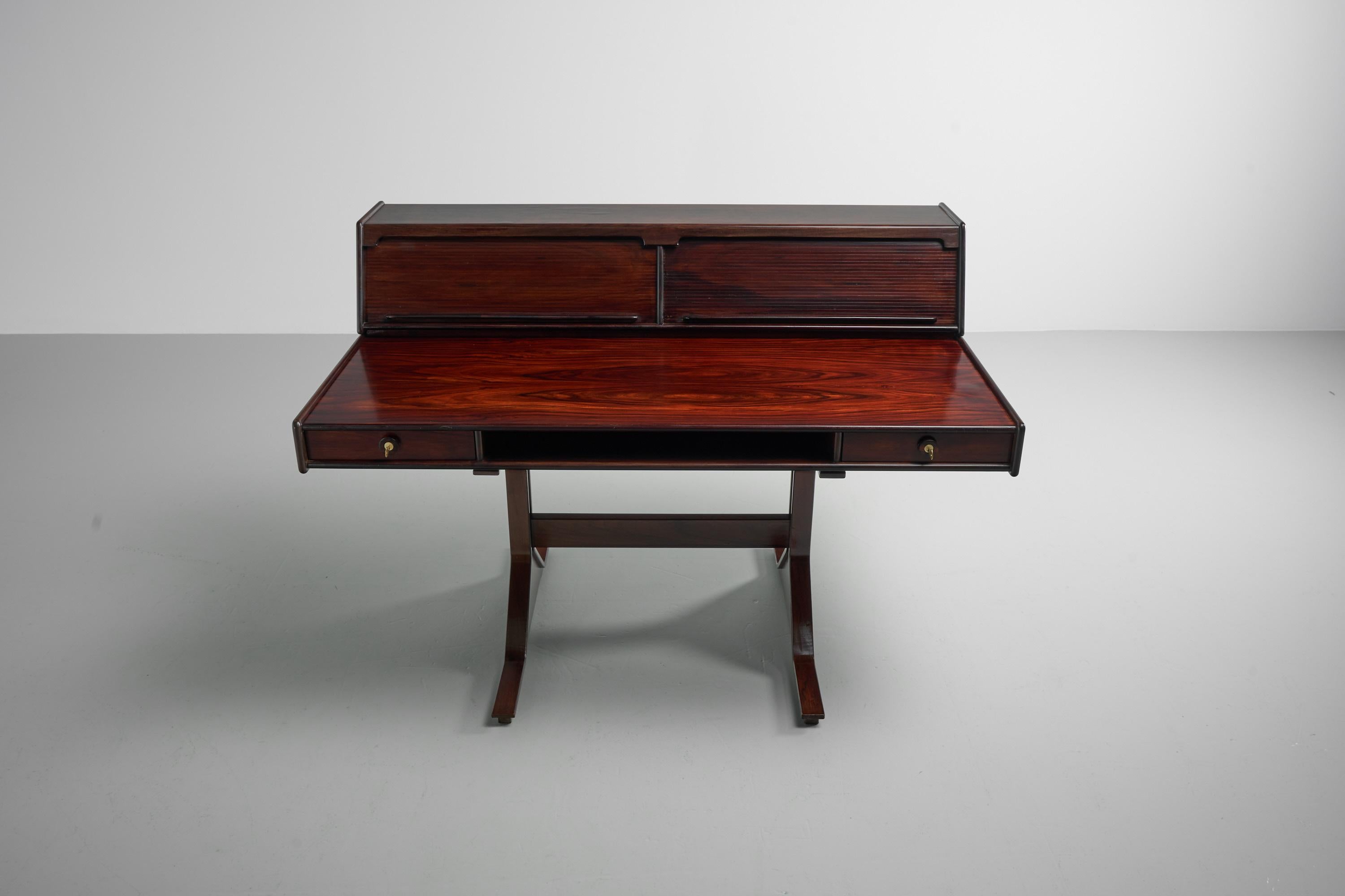 Stunning medium sized writing desk model 530 designed by Gianfranco Frattini and manufactured by Bernini, Italy 1957. This desk is made of nicely grained rosewood and cherrywood veneer and has its optional storage unit on top which makes this desk