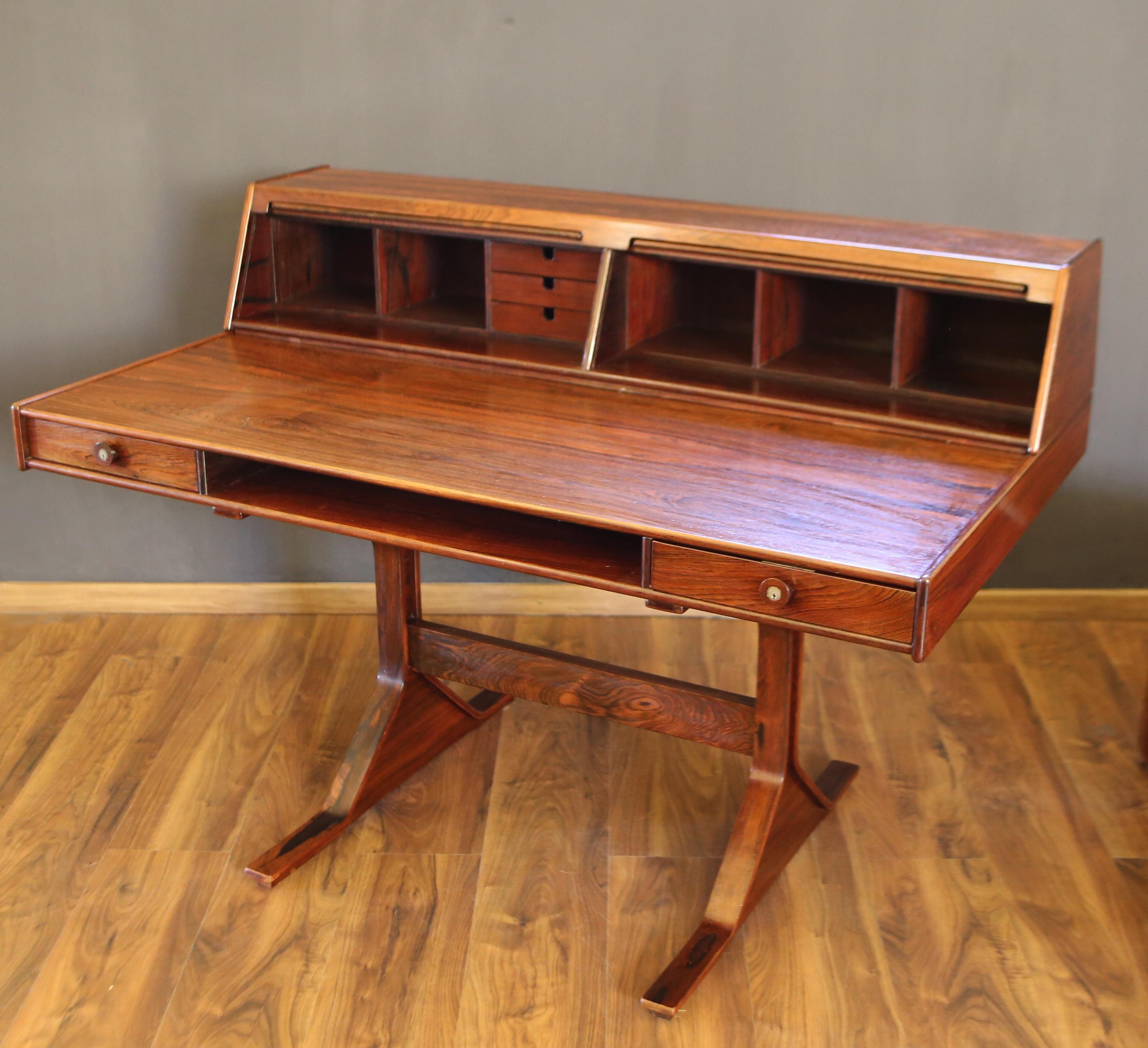 Mid-Century Modern Gianfranco Frattini Desk Model 530 Bernini production 1963. For Sale