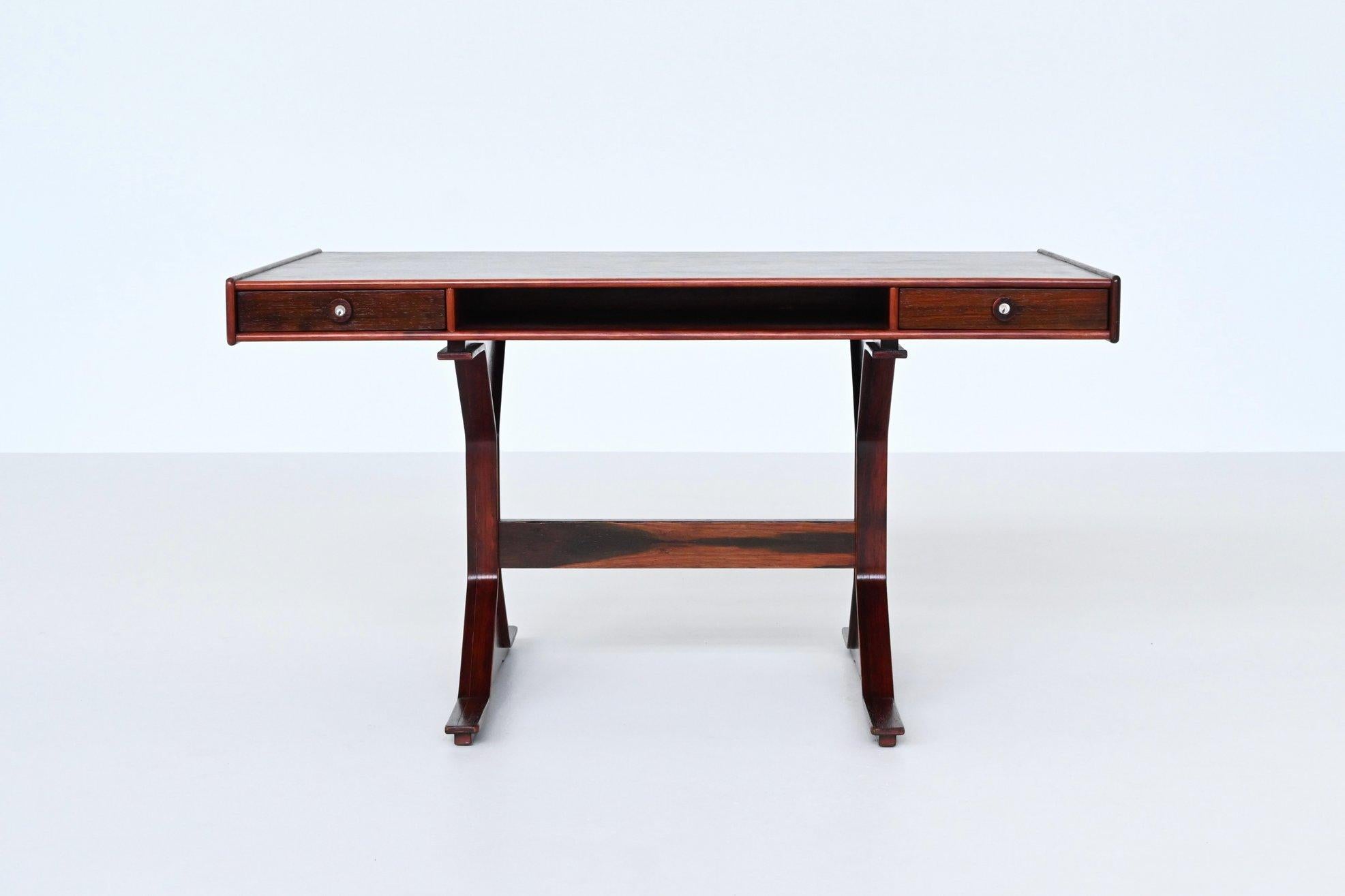 Iconico scrittoio italiano modello 530 disegnato da Gianfranco Frattini per Bernini, Italia 1957. Questa scrivania simmetrica ed elegantemente proporzionata è realizzata in legno di palissandro dalla splendida venatura. Ha un piano di lavoro con due