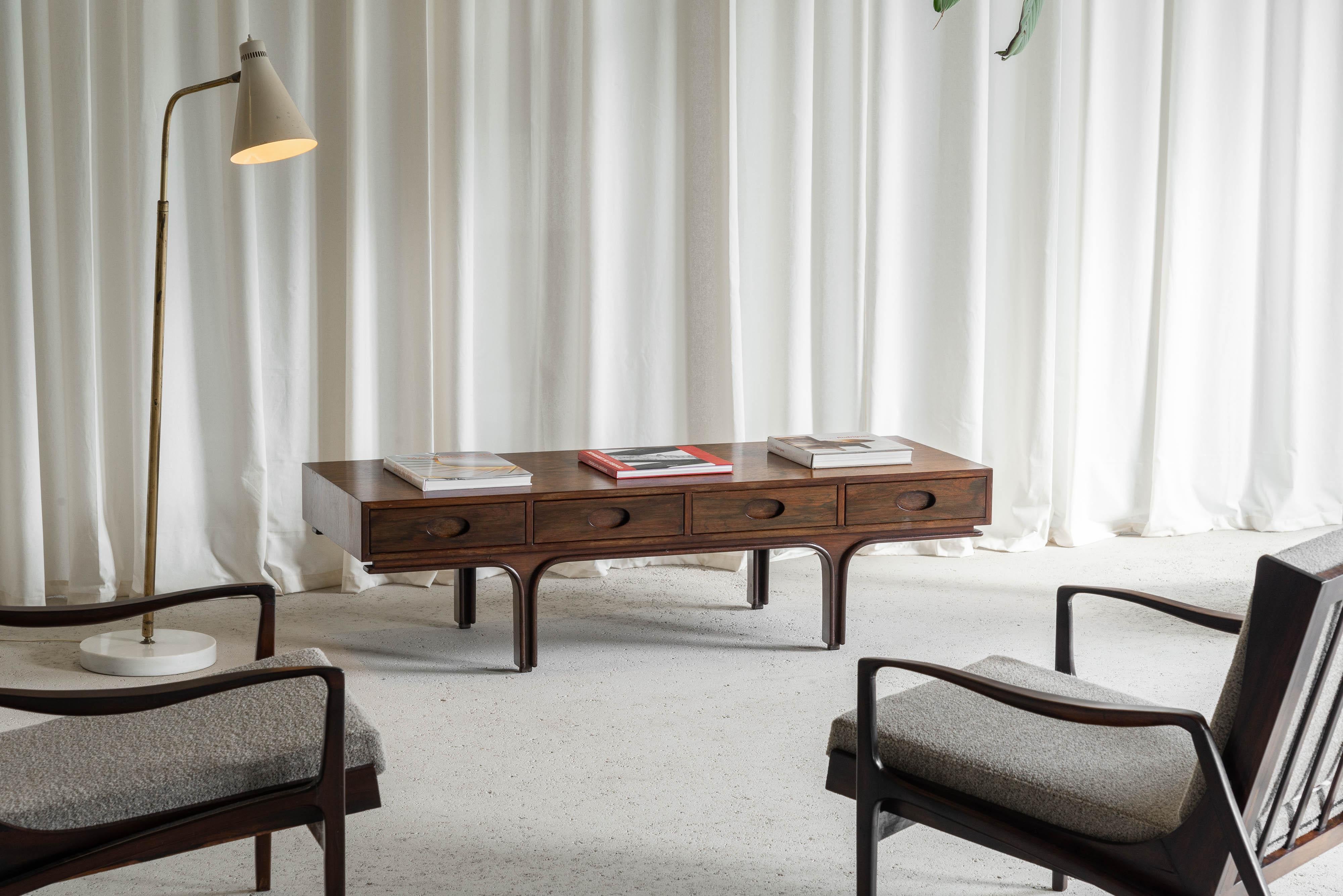 Cette table console à tiroirs spéciaux a été conçue par Gianfranco Frattini et fabriquée par Bernini en Italie en 1957. La polyvalence est la principale caractéristique de cette pièce. Vous pouvez l'utiliser au milieu d'une pièce, comme table basse,