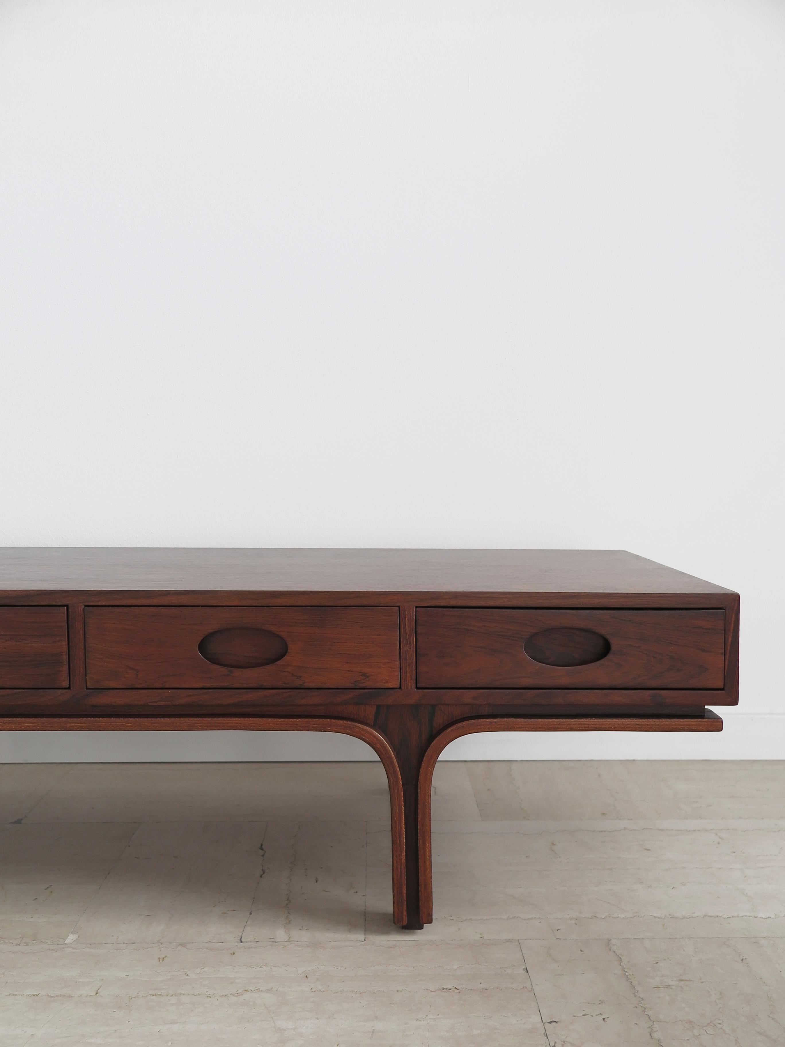 Gianfranco Frattini per Bernini Tavolino da caffè in legno scuro del Midcentury 1960s in vendita 5