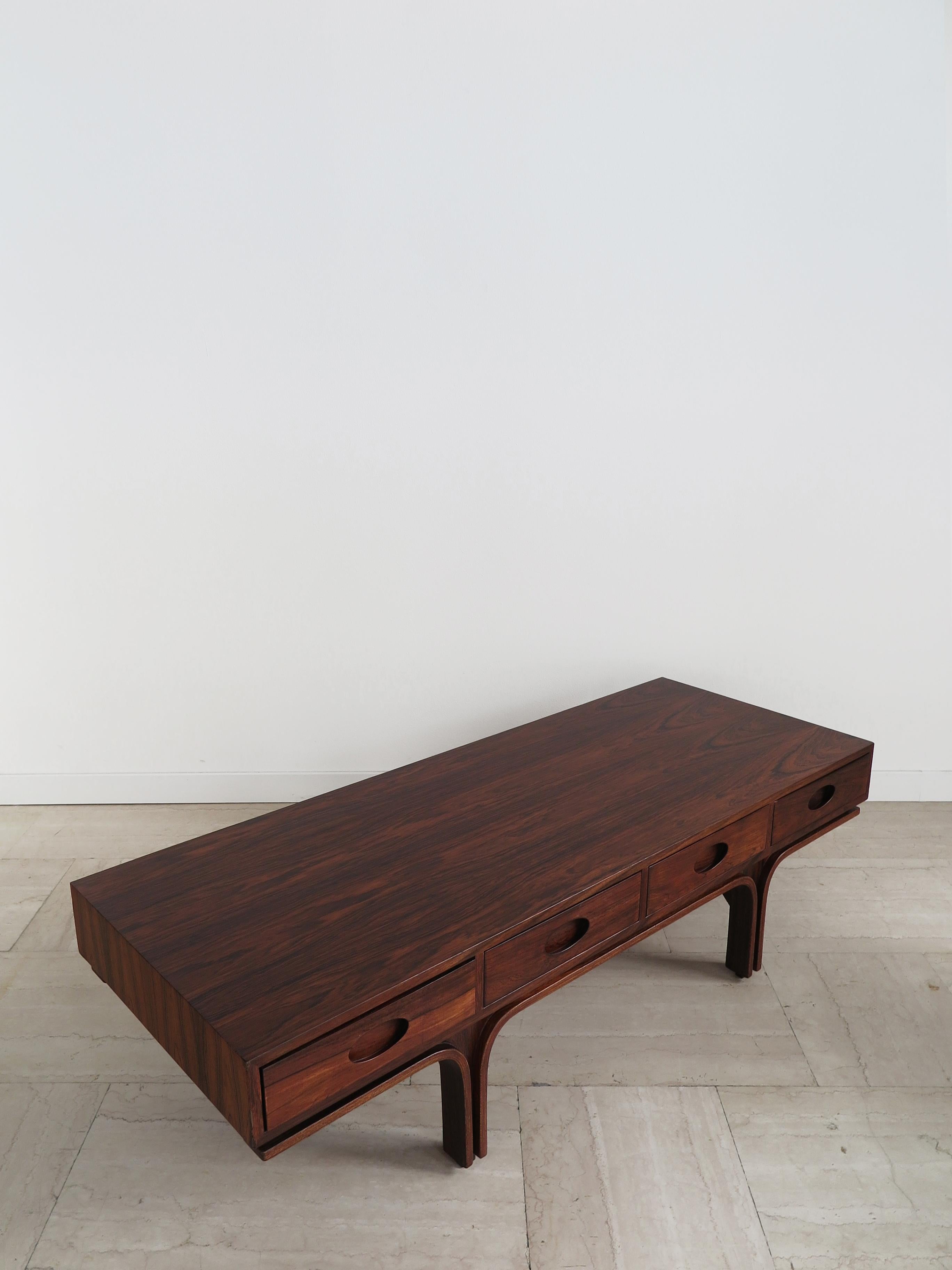 Italian midcentury modern design dark wood console, coffe table or sofa table with four drawers designed by Gianfranco Frattini and producede by Bernini from 1960s

Please note that the coffe table is original of the period and this shows normal