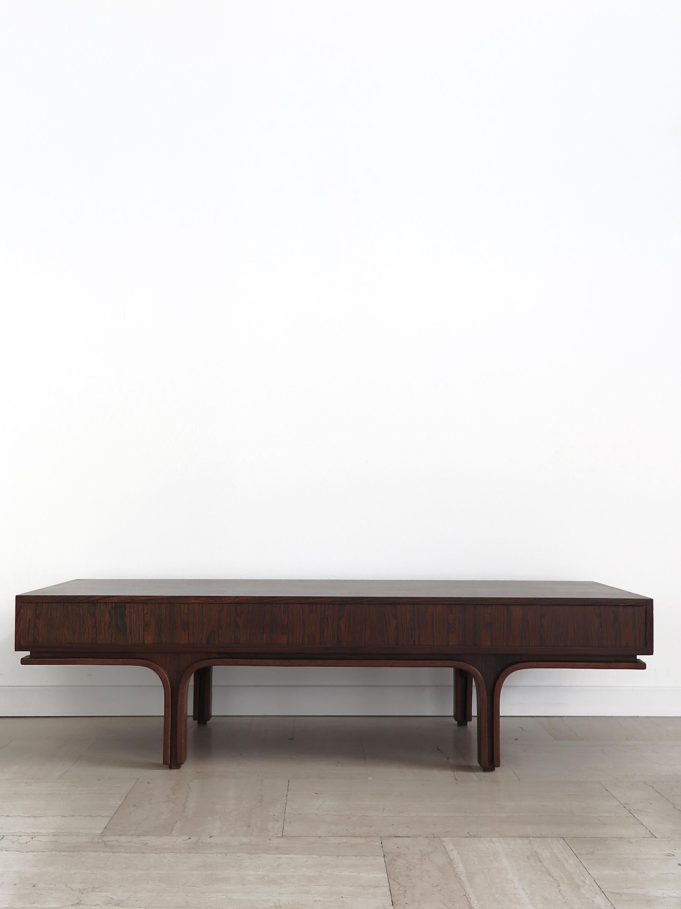 Italiano Gianfranco Frattini per Bernini Tavolino da caffè in legno scuro del Midcentury 1960s in vendita