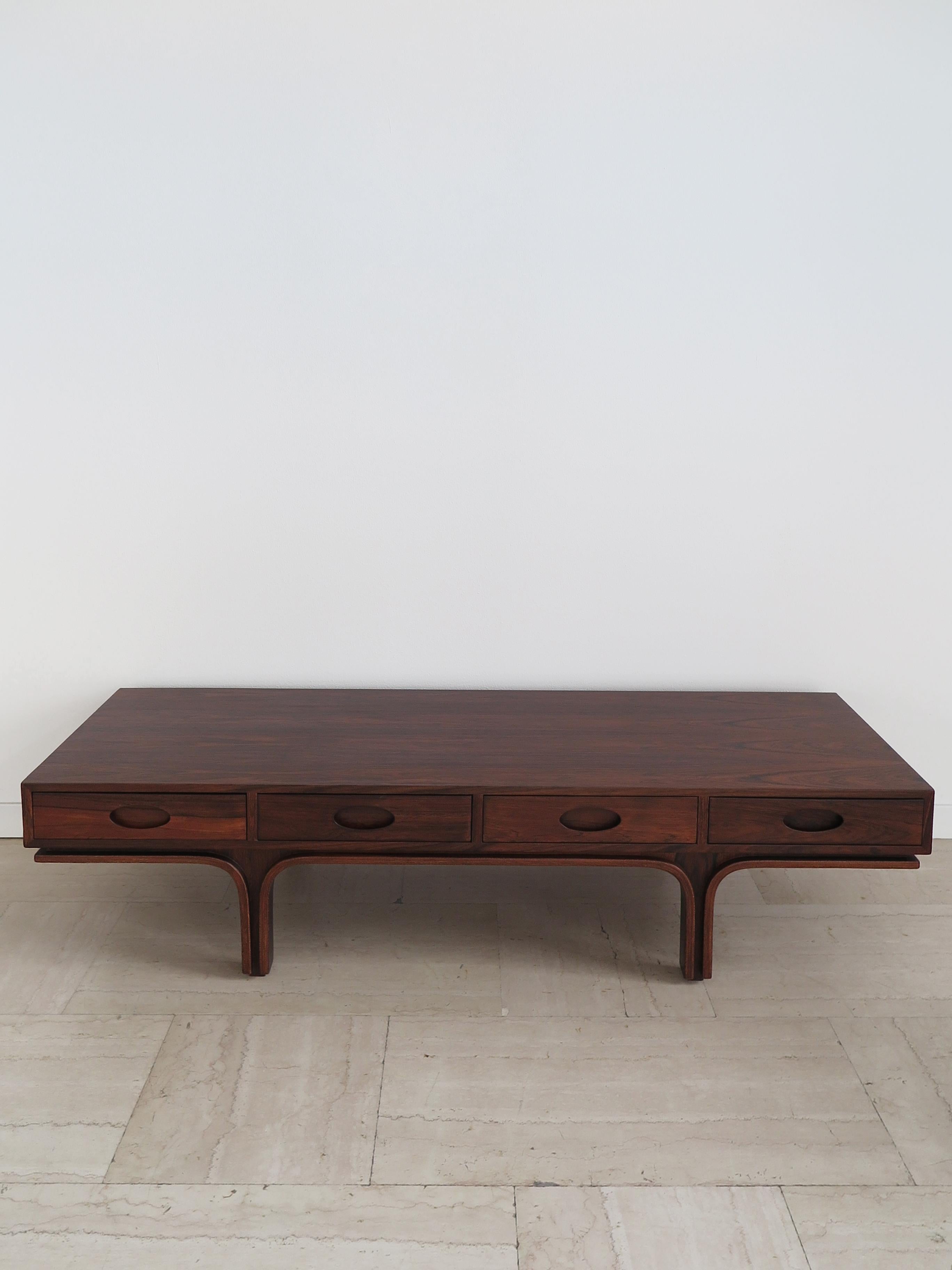 Metà XX secolo Gianfranco Frattini per Bernini Tavolino da caffè in legno scuro del Midcentury 1960s in vendita