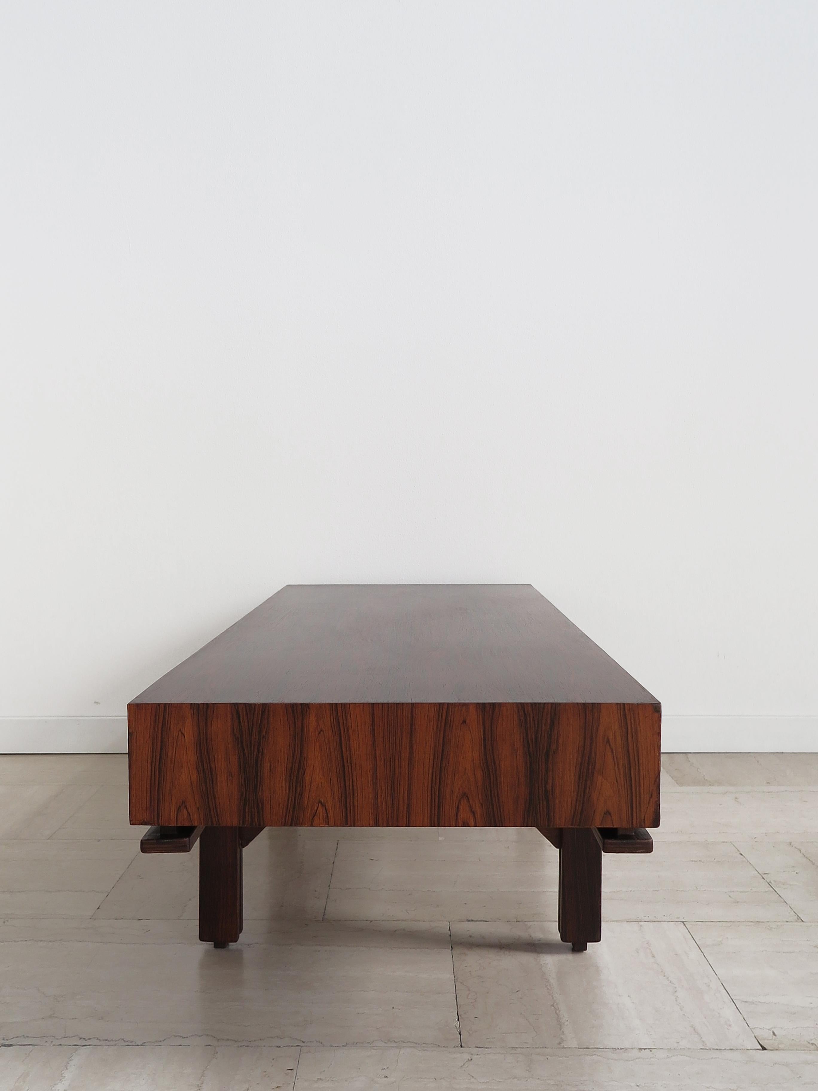Legno Gianfranco Frattini per Bernini Tavolino da caffè in legno scuro del Midcentury 1960s in vendita